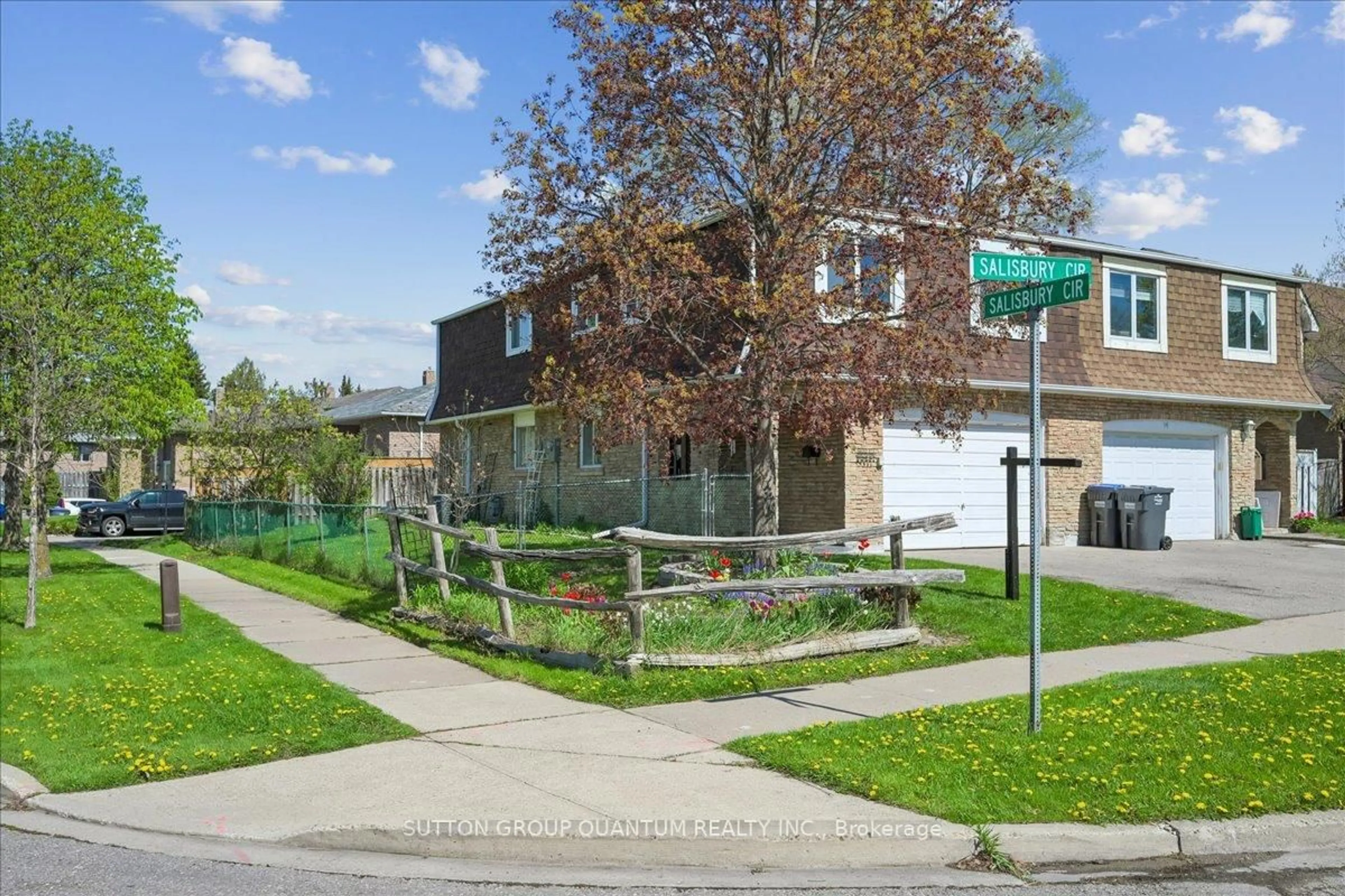 A pic from outside/outdoor area/front of a property/back of a property/a pic from drone, street for 16 Salisbury Circ, Brampton Ontario L6V 2Z4