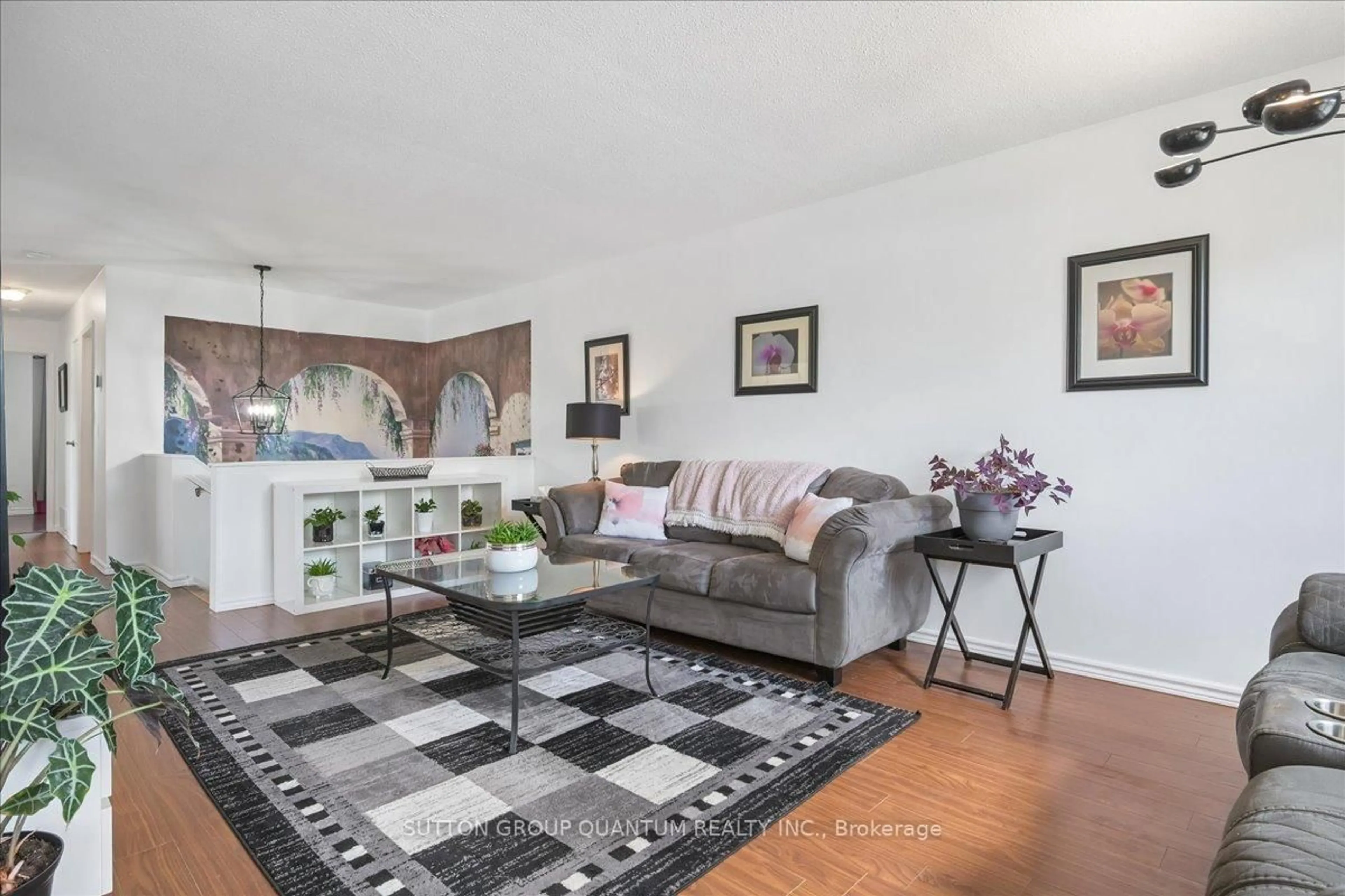 Living room with furniture, unknown for 16 Salisbury Circ, Brampton Ontario L6V 2Z4