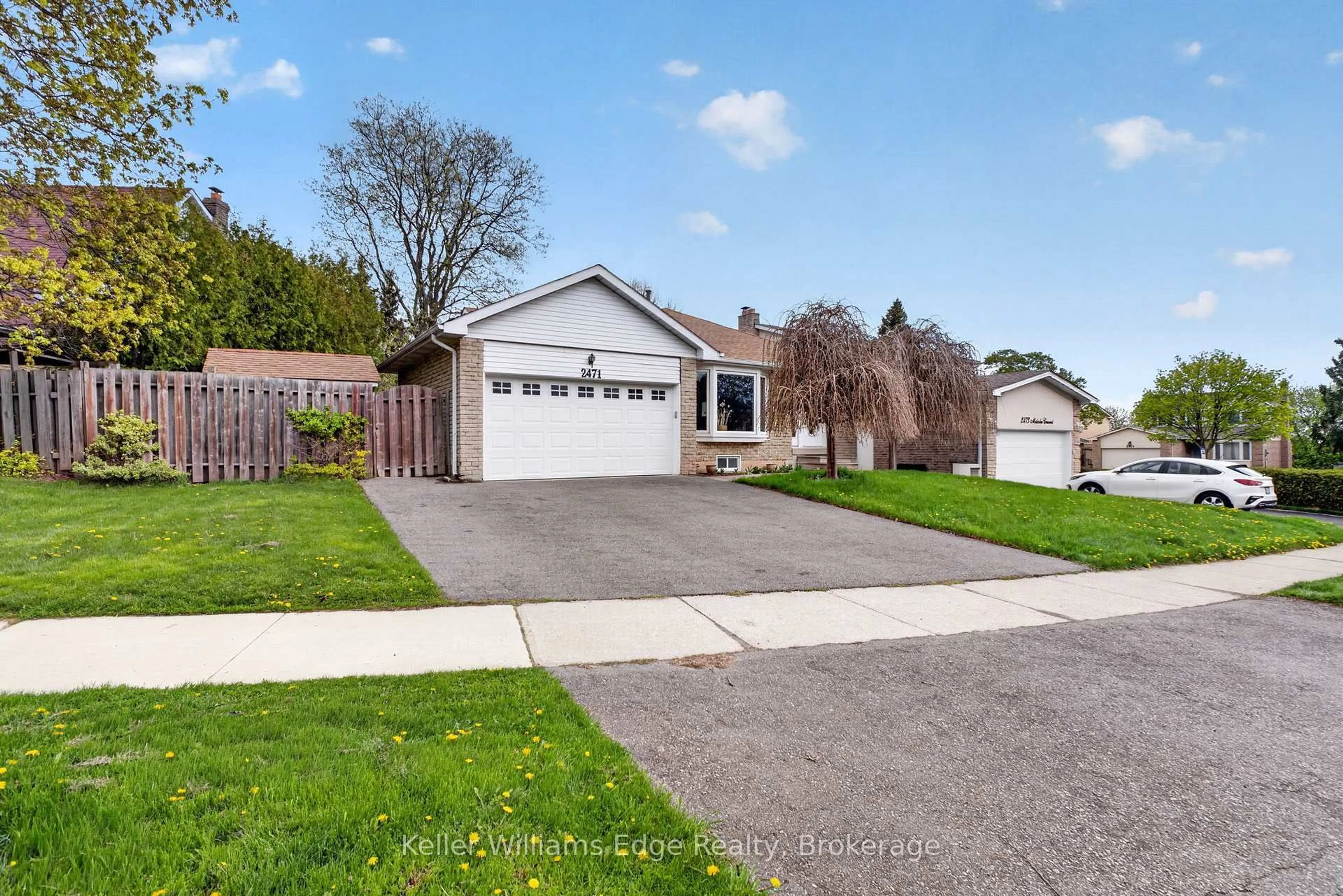 A pic from outside/outdoor area/front of a property/back of a property/a pic from drone, street for 2471 Malcolm Cres, Burlington Ontario L7P 3Y7