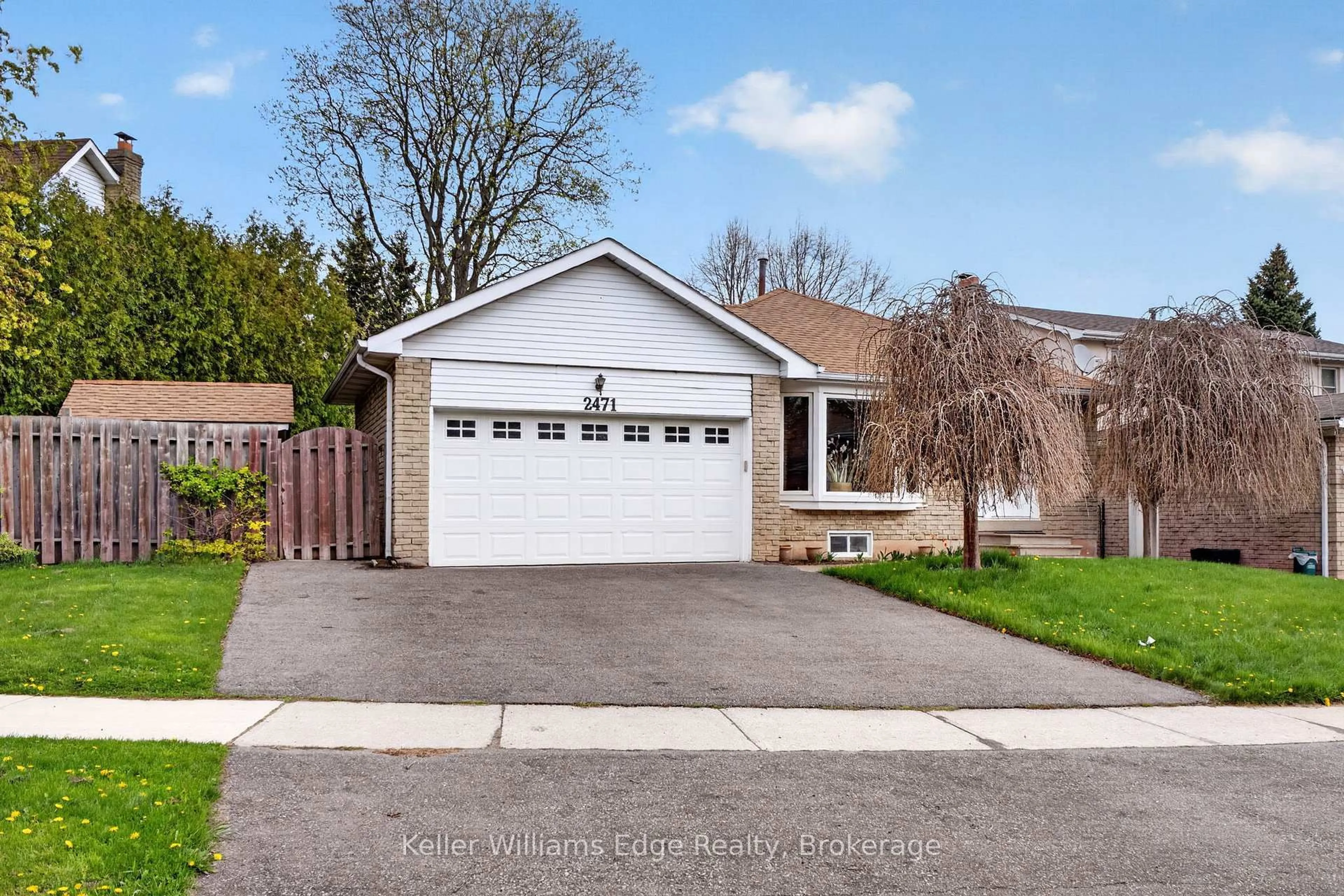 Home with vinyl exterior material, street for 2471 Malcolm Cres, Burlington Ontario L7P 3Y7
