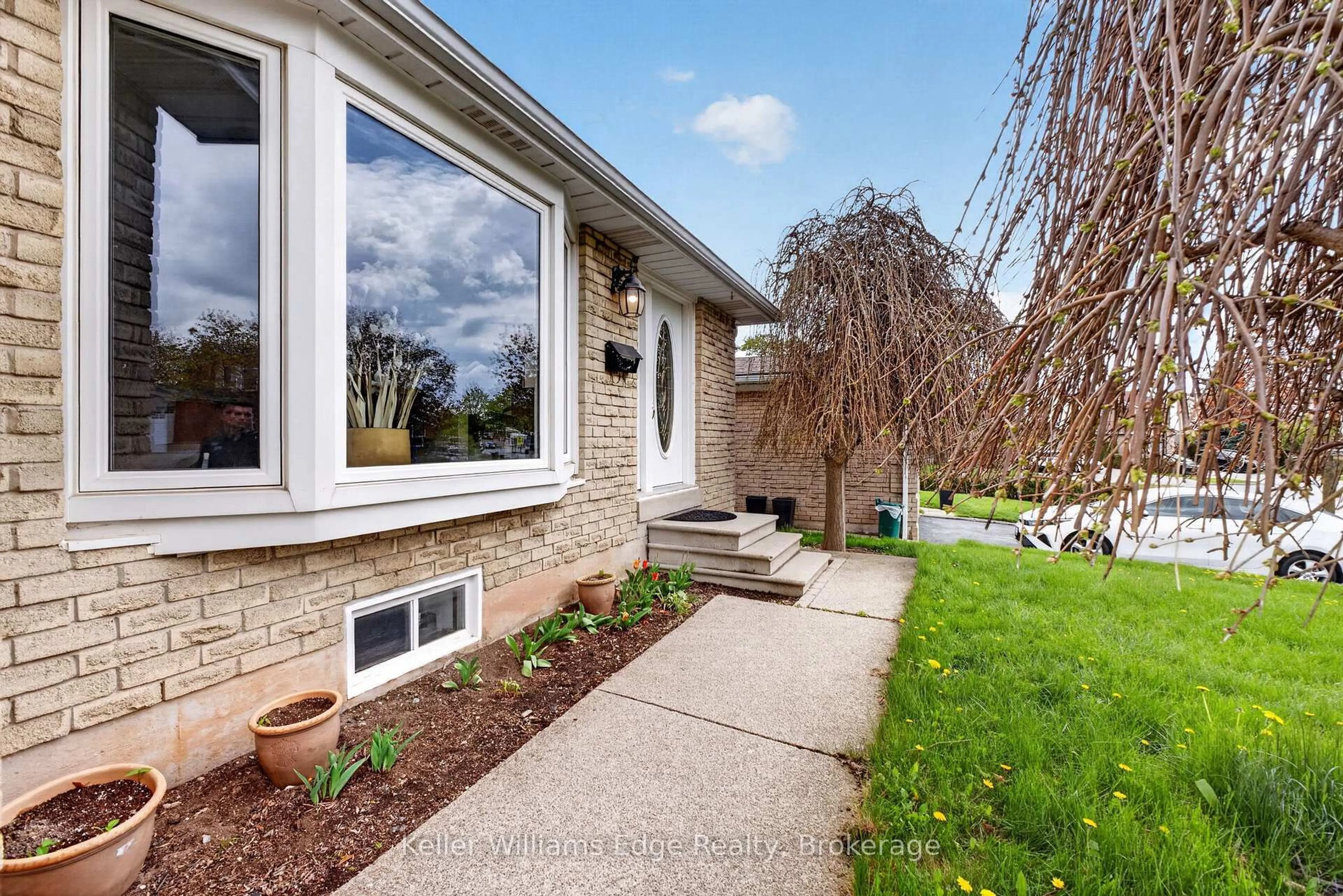 Home with vinyl exterior material, street for 2471 Malcolm Cres, Burlington Ontario L7P 3Y7