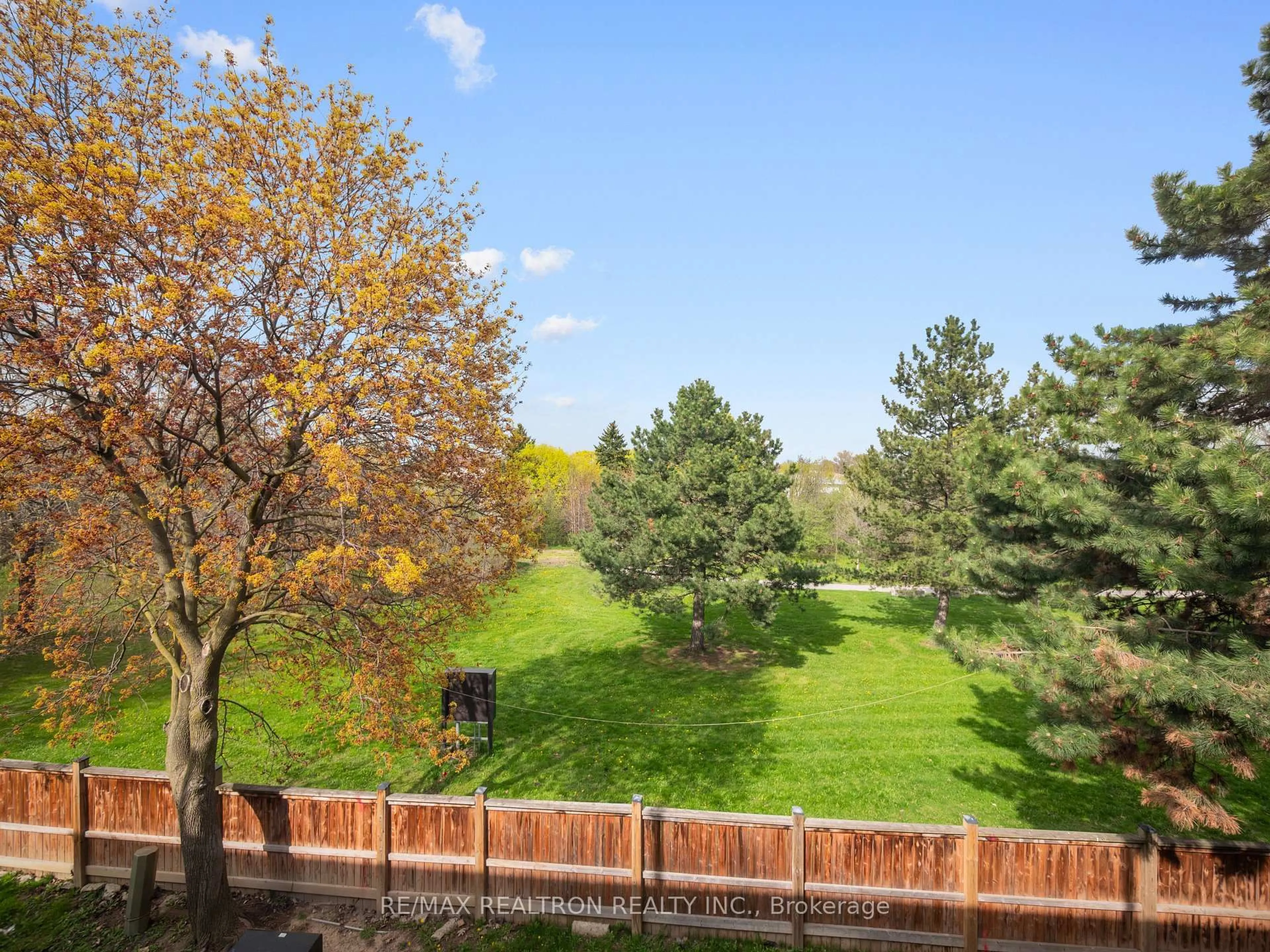 A pic from outside/outdoor area/front of a property/back of a property/a pic from drone, forest/trees view for 3525 Brandon Gate #59, Mississauga Ontario L4T 3M3