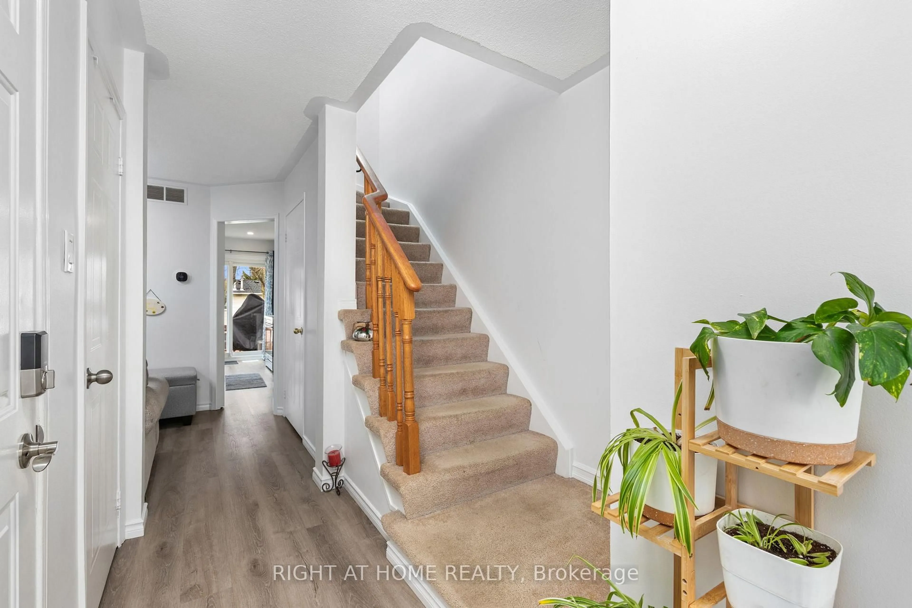 Indoor entryway for 47 Stewart Maclaren Rd #74, Halton Hills Ontario L7G 5L8