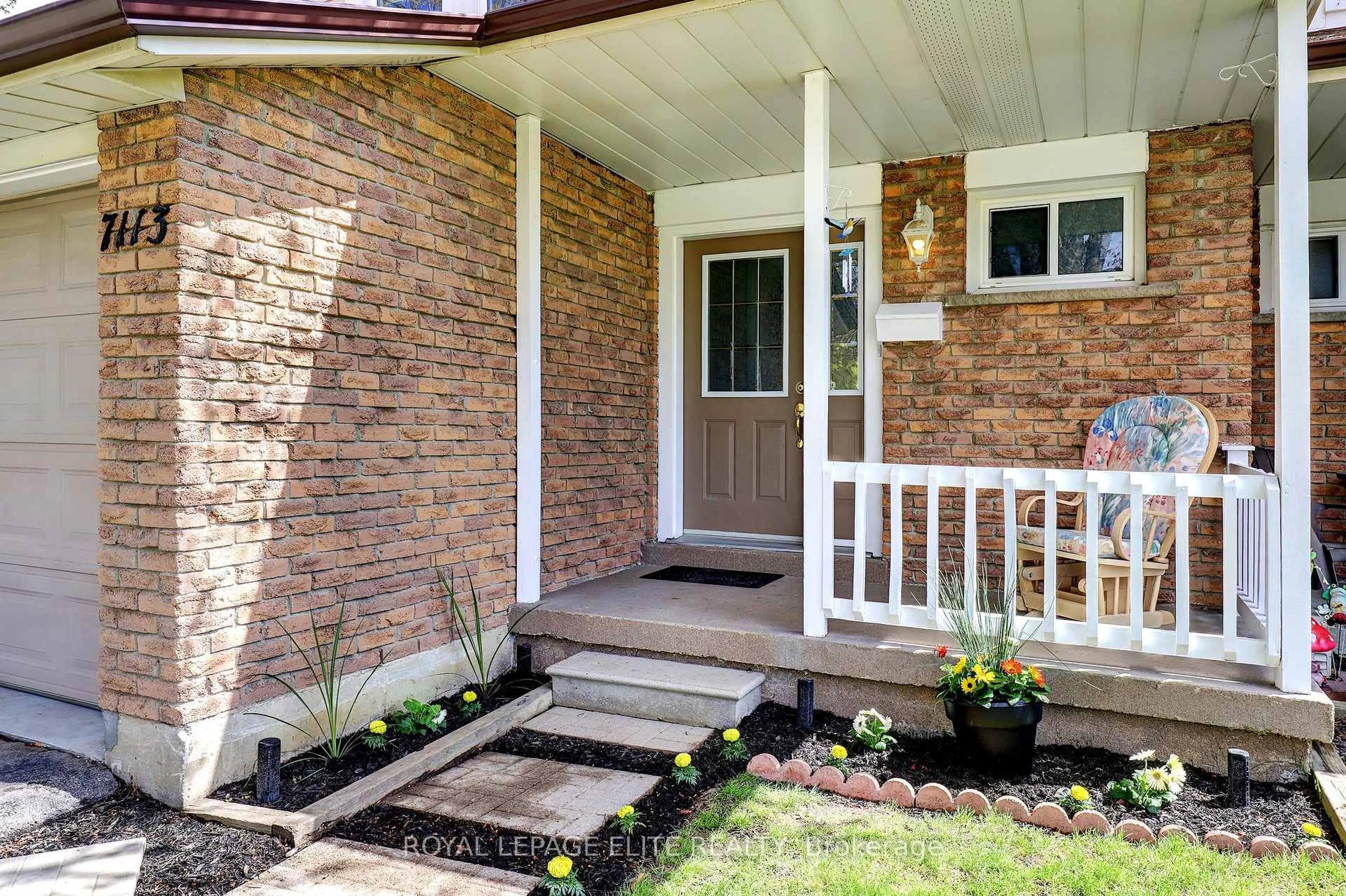 Indoor entryway for 7113 Tamar Rd, Mississauga Ontario L5N 1Y7