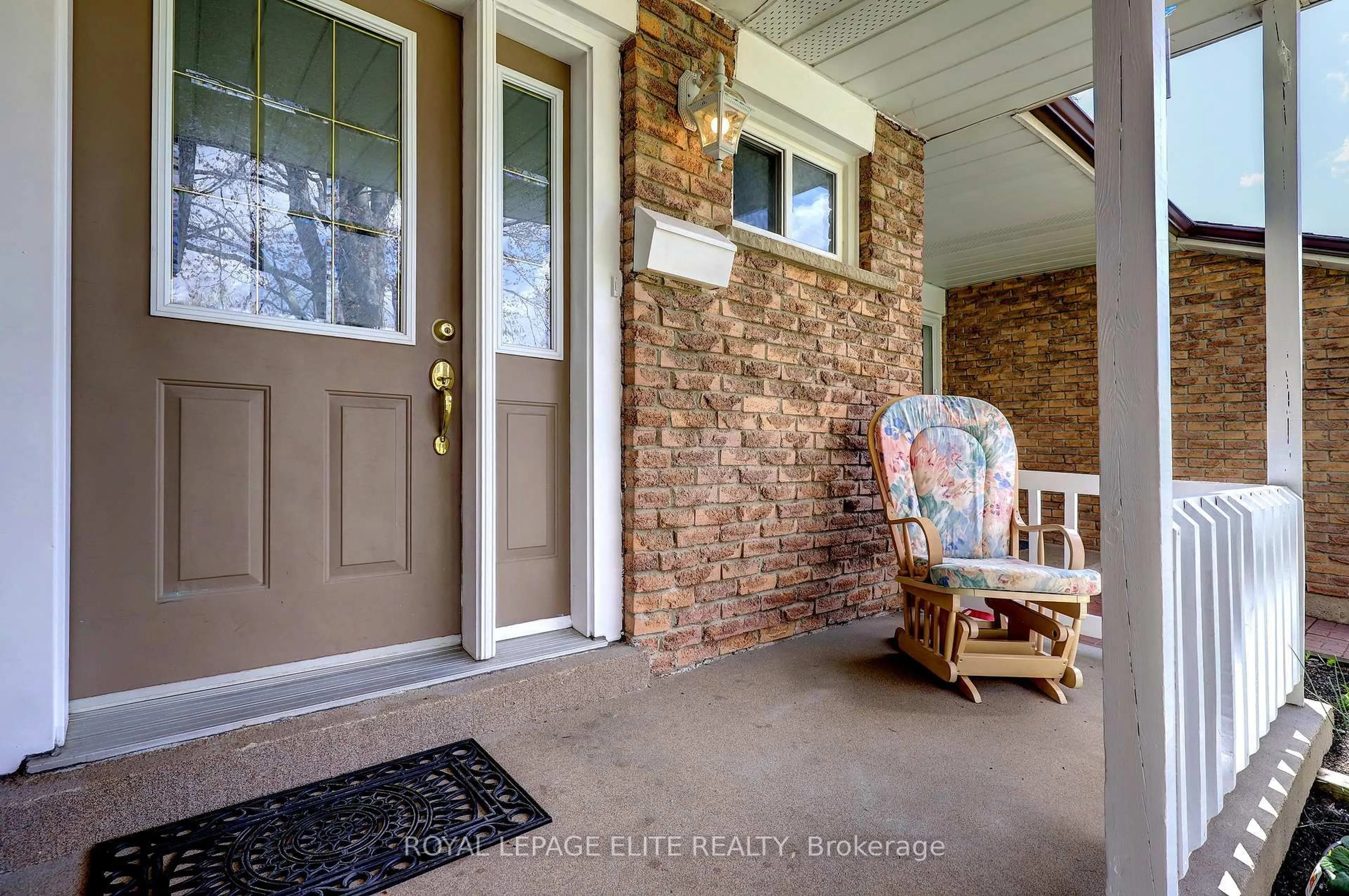 Indoor entryway for 7113 Tamar Rd, Mississauga Ontario L5N 1Y7