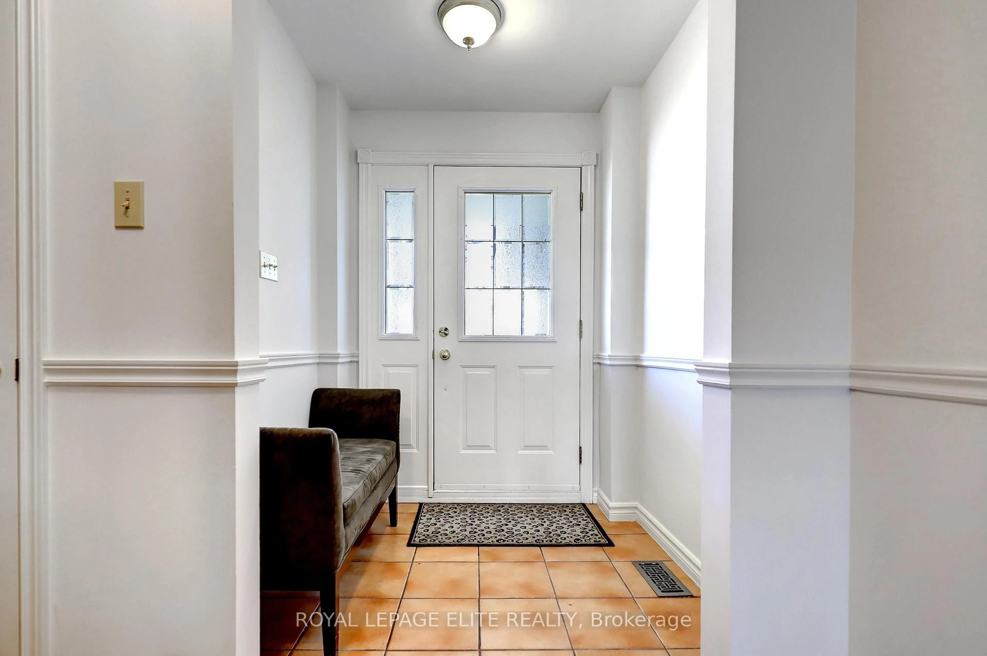 Indoor entryway for 7113 Tamar Rd, Mississauga Ontario L5N 1Y7