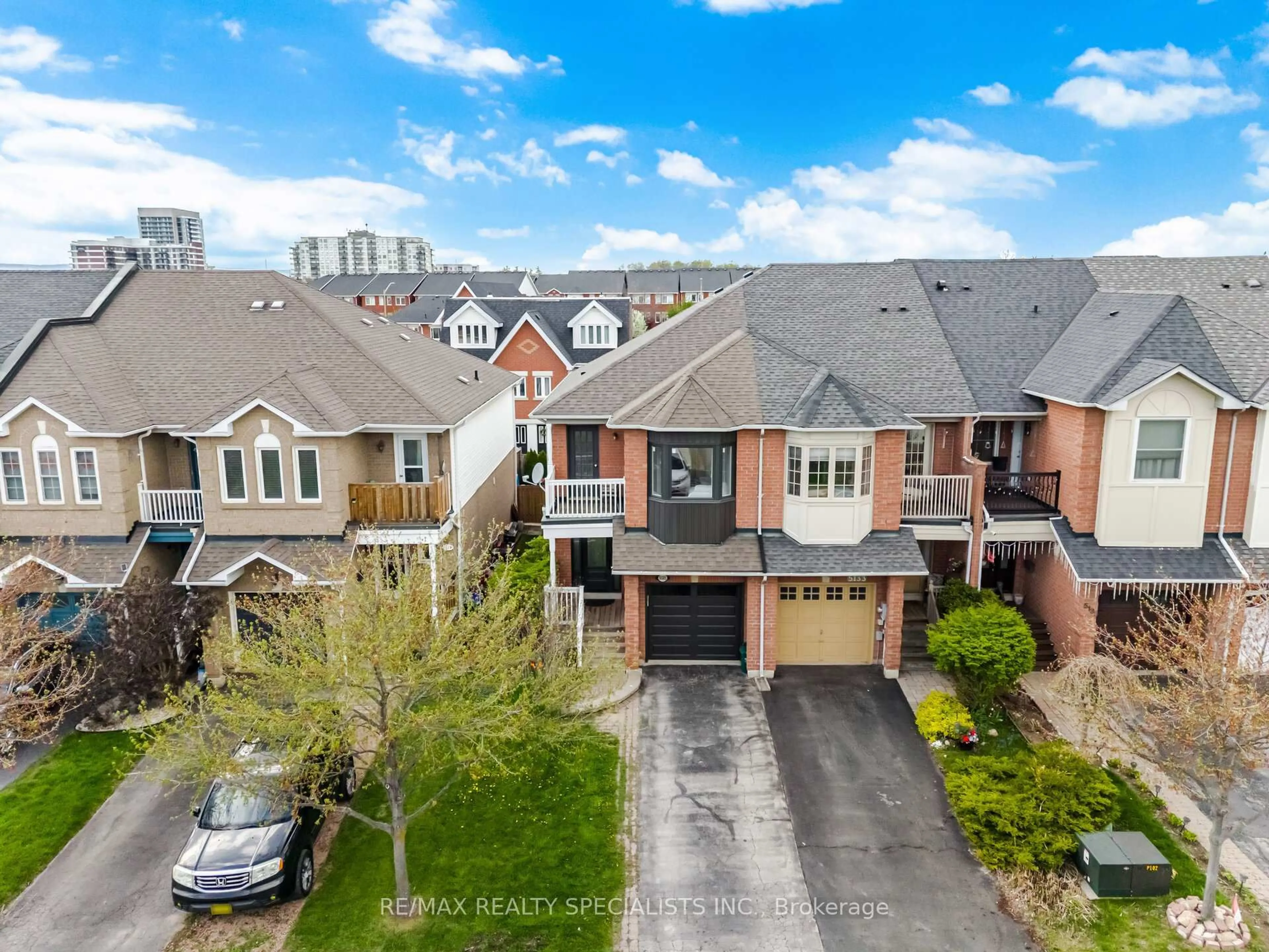 A pic from outside/outdoor area/front of a property/back of a property/a pic from drone, unknown for 5131 Thornburn Dr, Burlington Ontario L7L 6K2