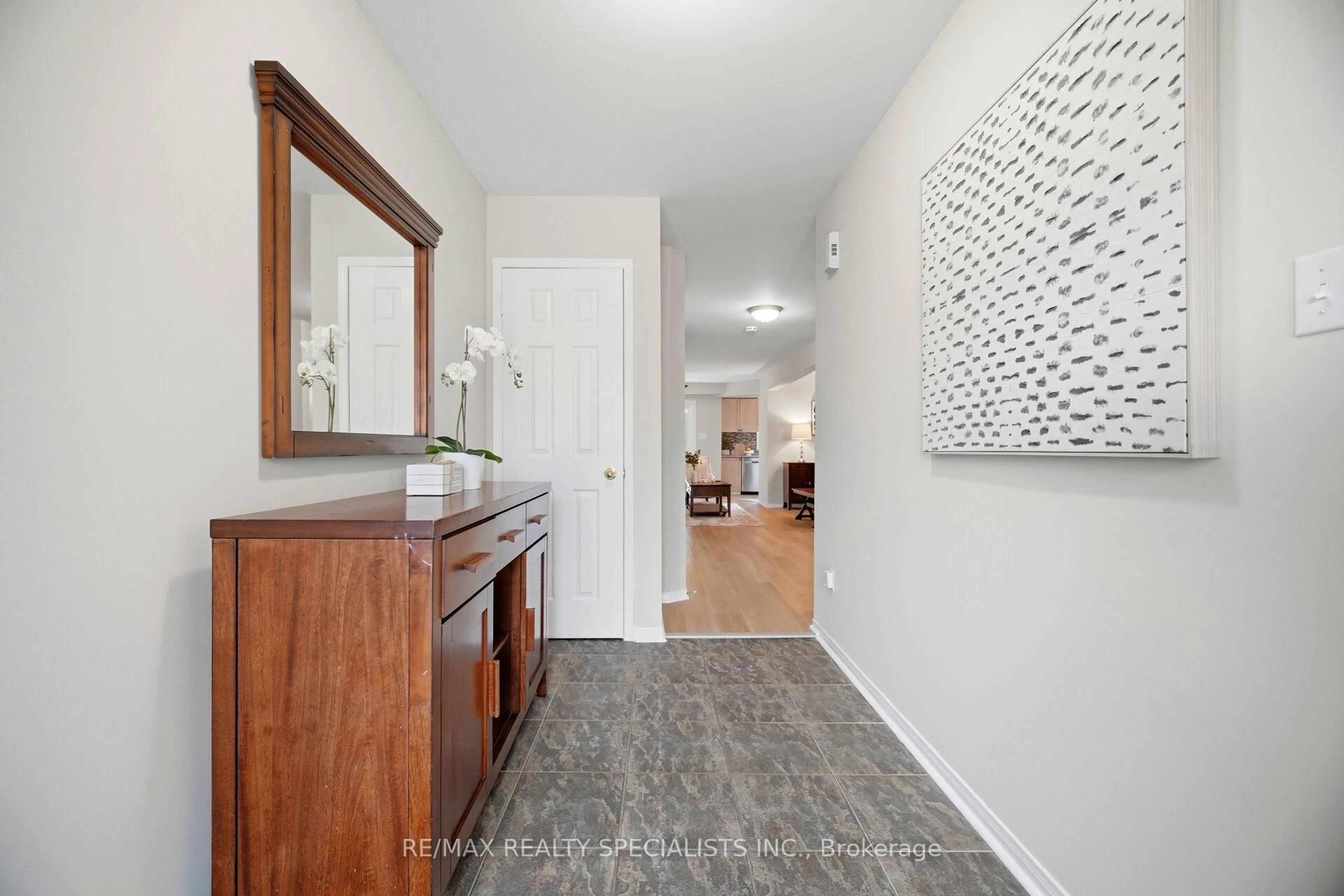 Indoor entryway for 5131 Thornburn Dr, Burlington Ontario L7L 6K2
