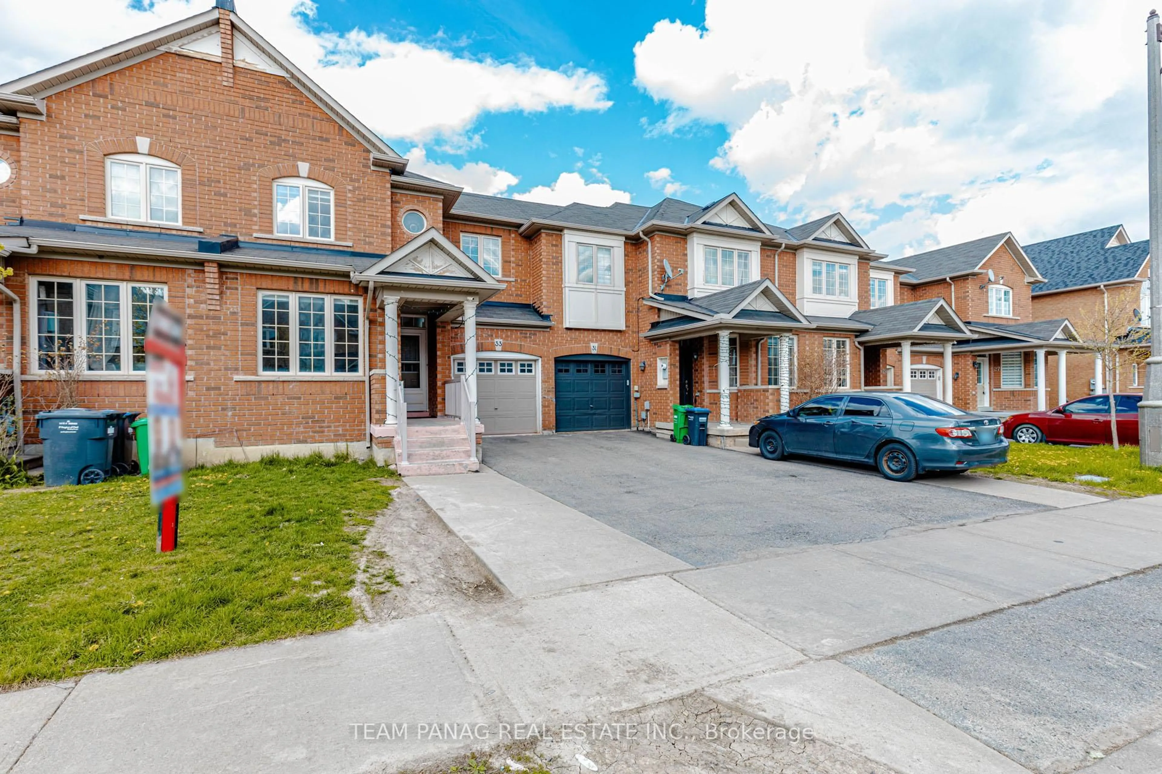 A pic from outside/outdoor area/front of a property/back of a property/a pic from drone, street for 33 Frostbite Lane, Brampton Ontario L6R 3L6