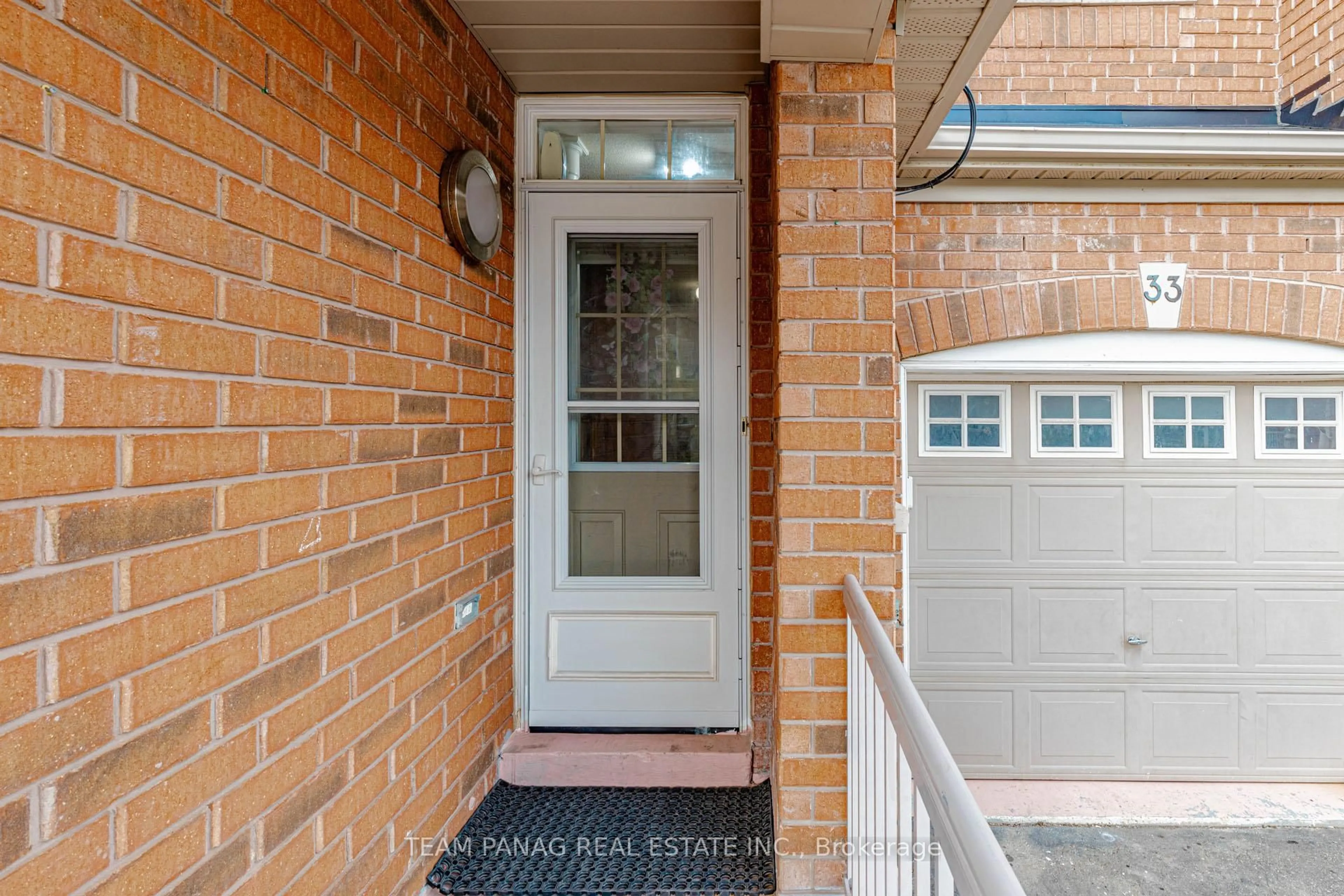 Indoor entryway for 33 Frostbite Lane, Brampton Ontario L6R 3L6