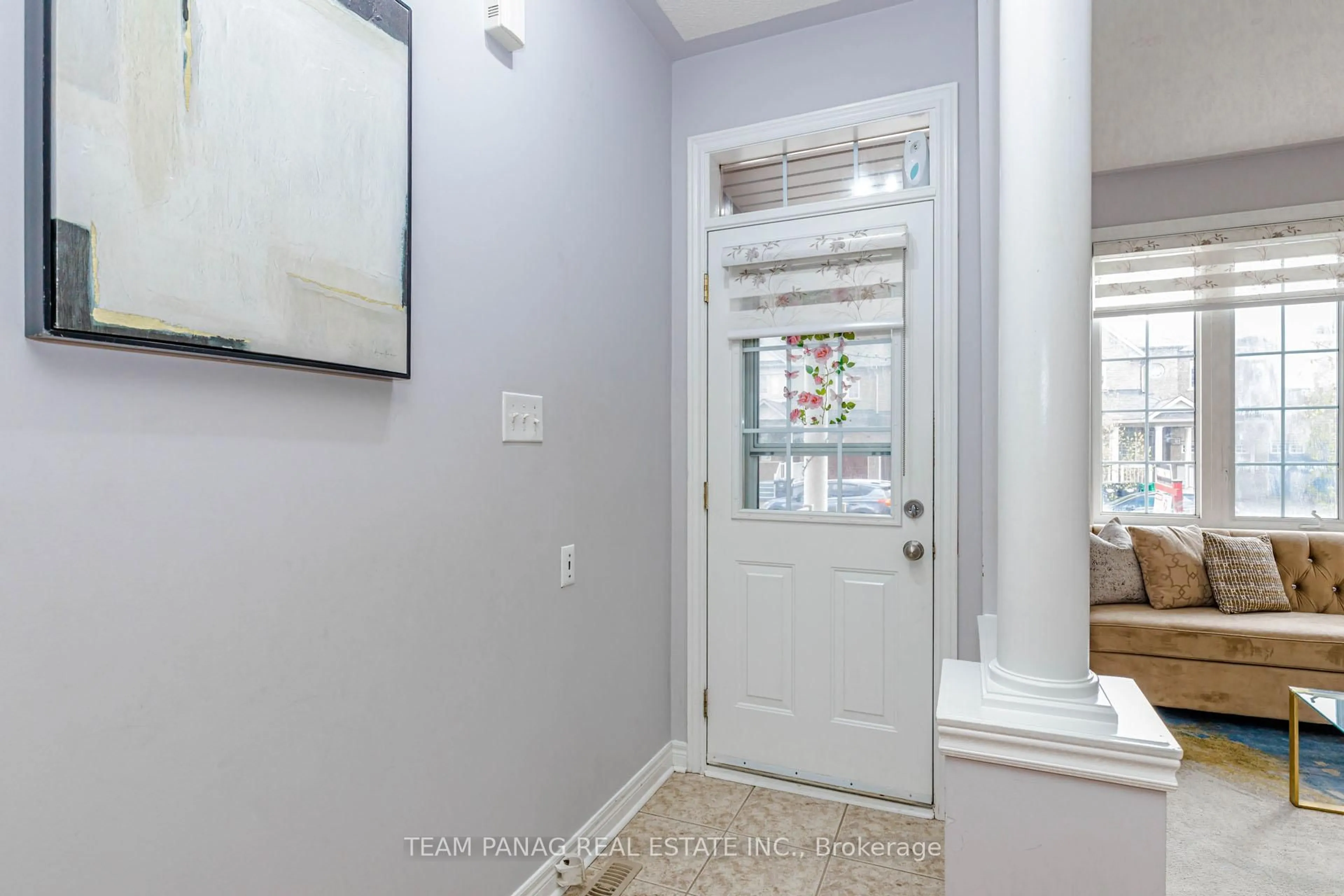 Indoor entryway for 33 Frostbite Lane, Brampton Ontario L6R 3L6