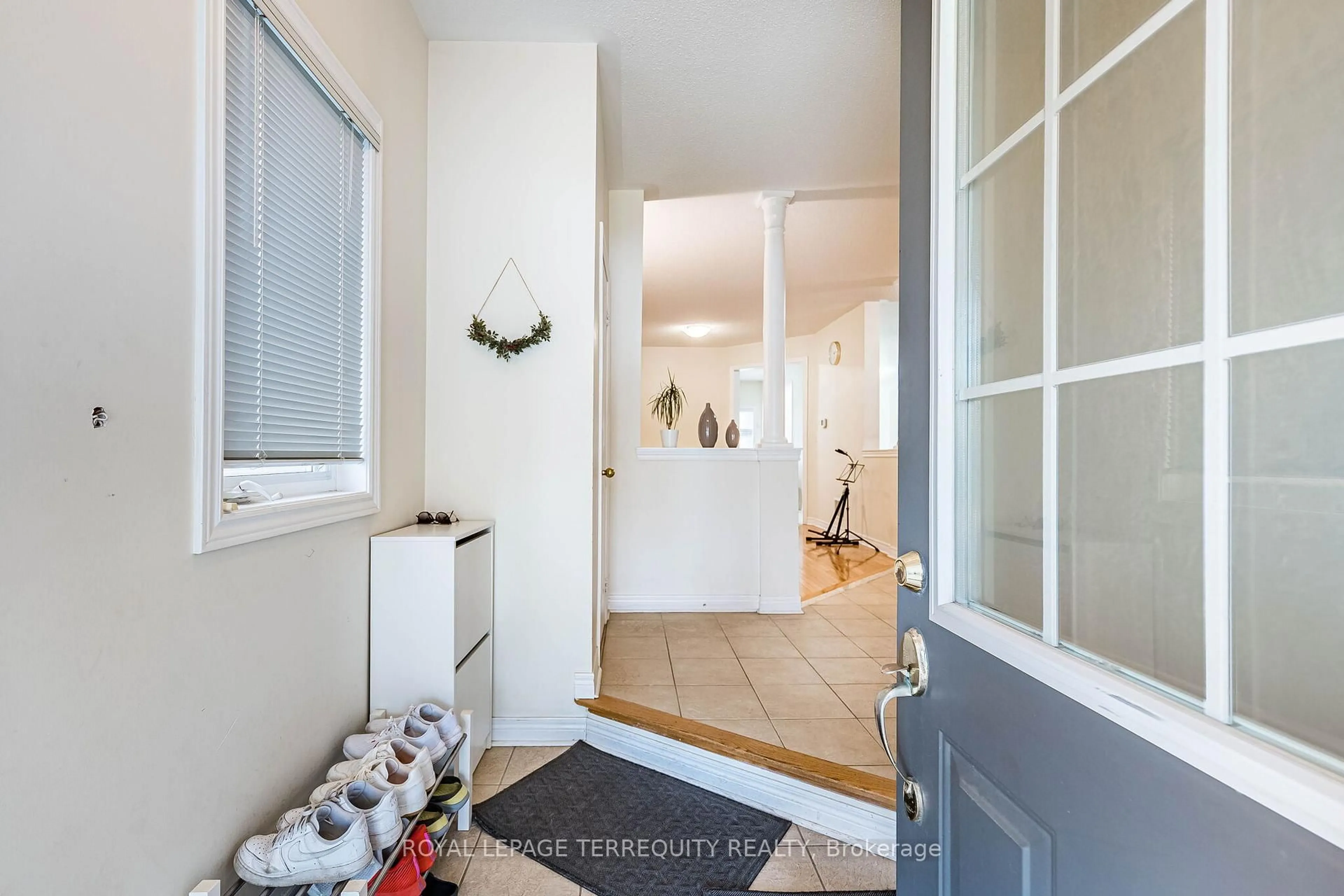 Indoor entryway for 3926 Candlelight Dr, Mississauga Ontario L5M 8B3