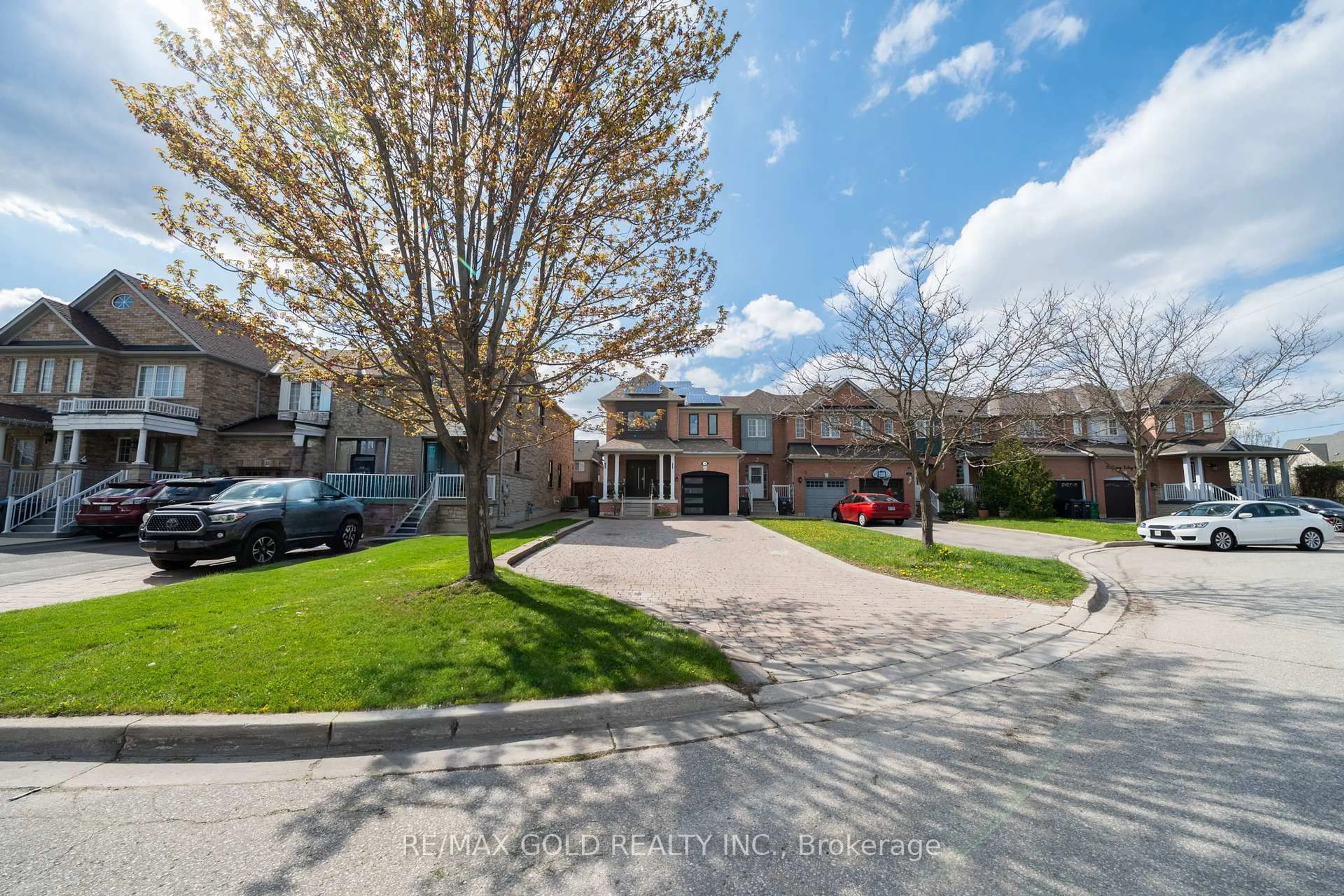 A pic from outside/outdoor area/front of a property/back of a property/a pic from drone, street for 19 Spring Valley Crt, Brampton Ontario L6P 2E6