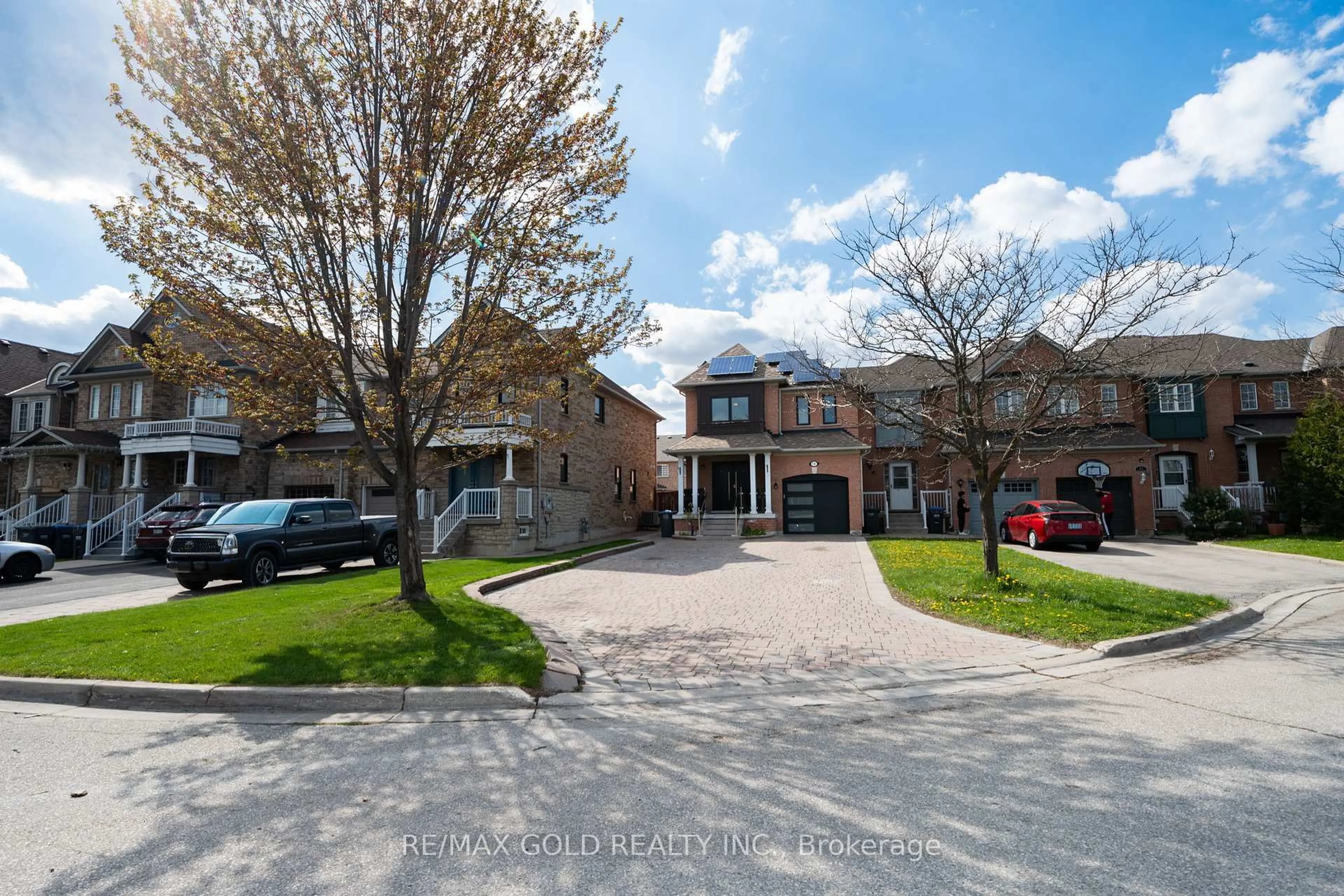 A pic from outside/outdoor area/front of a property/back of a property/a pic from drone, street for 19 Spring Valley Crt, Brampton Ontario L6P 2E6