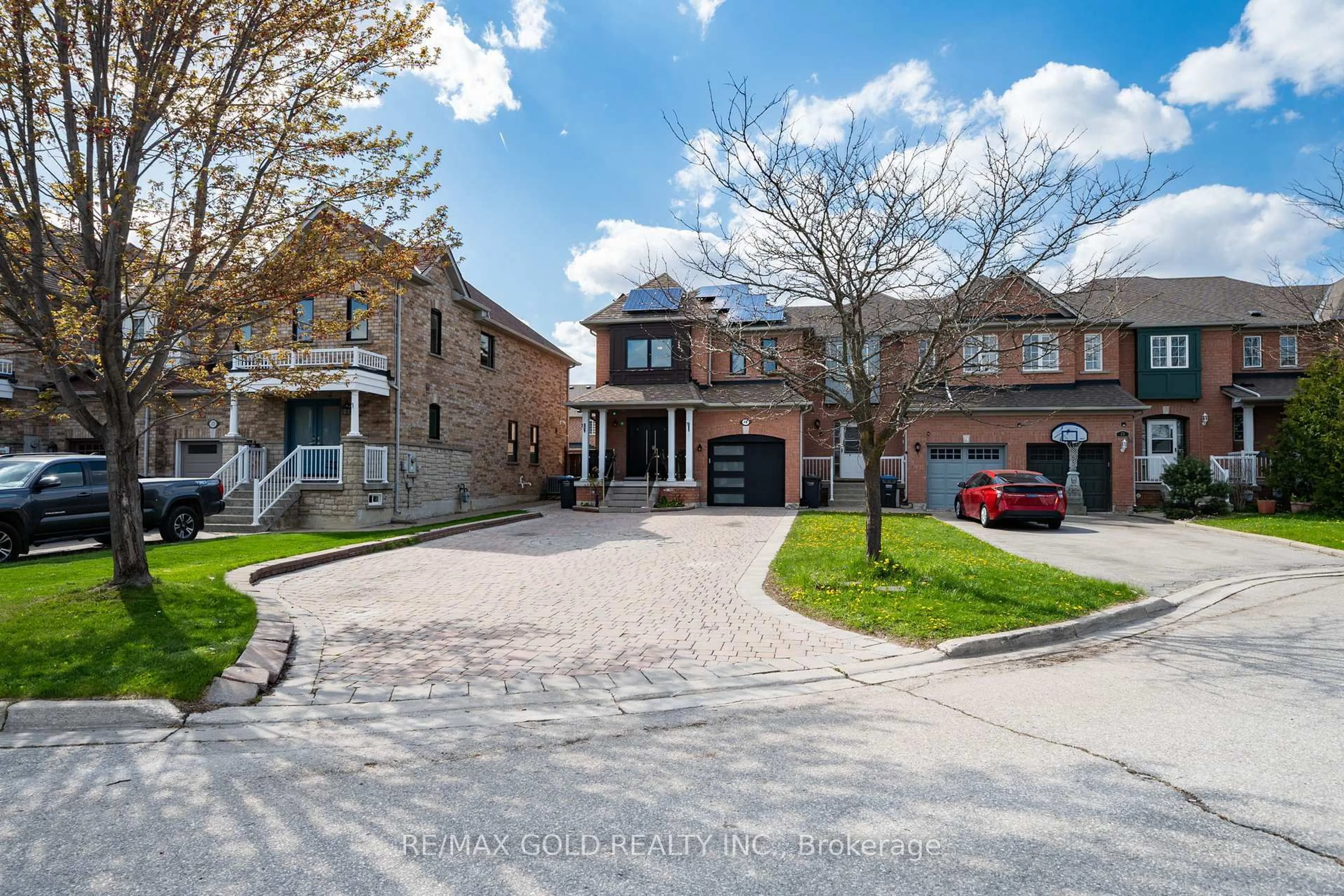 A pic from outside/outdoor area/front of a property/back of a property/a pic from drone, street for 19 Spring Valley Crt, Brampton Ontario L6P 2E6