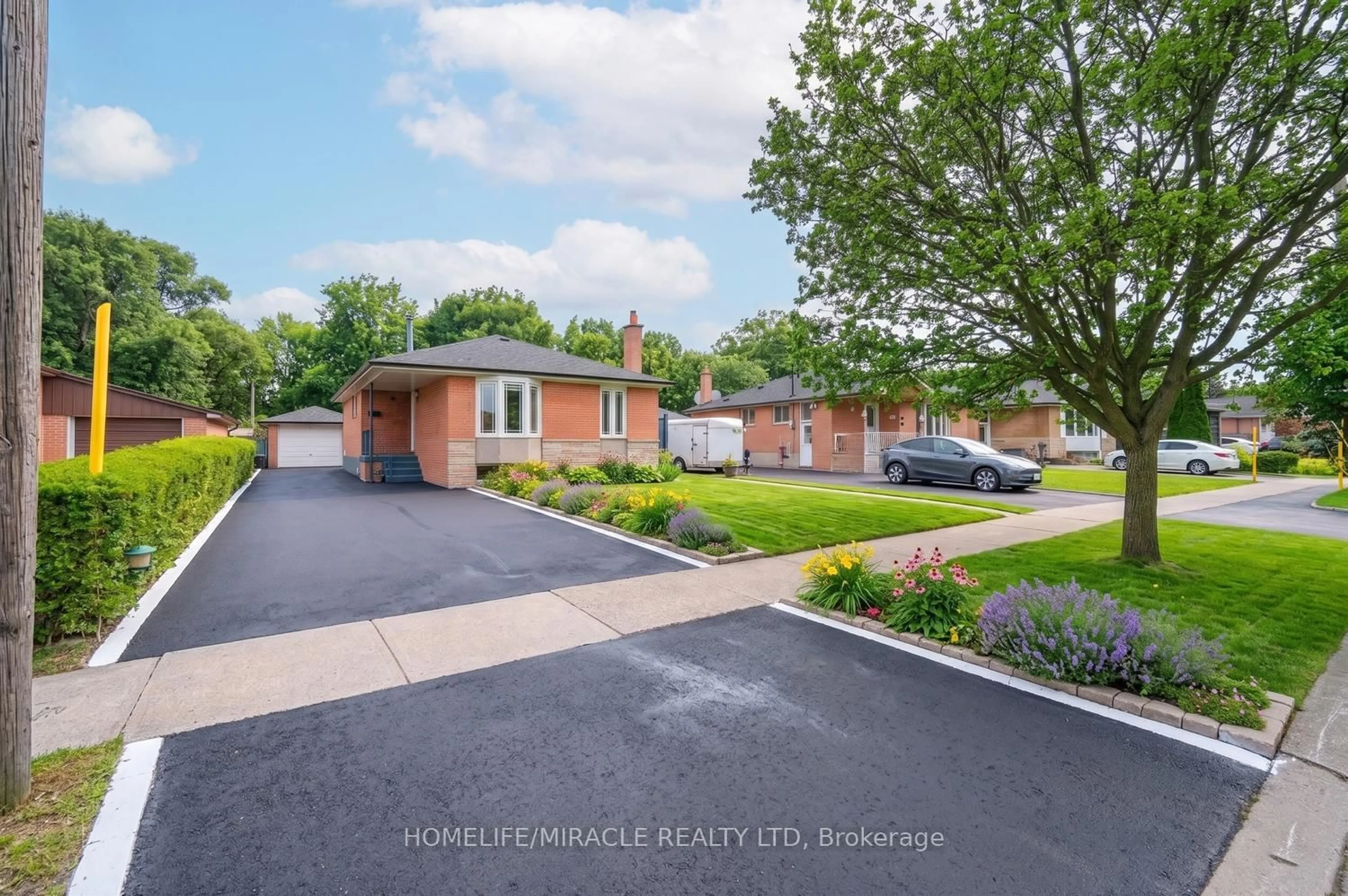 A pic from outside/outdoor area/front of a property/back of a property/a pic from drone, street for 92 Taysham Cres, Toronto Ontario M9V 1X3