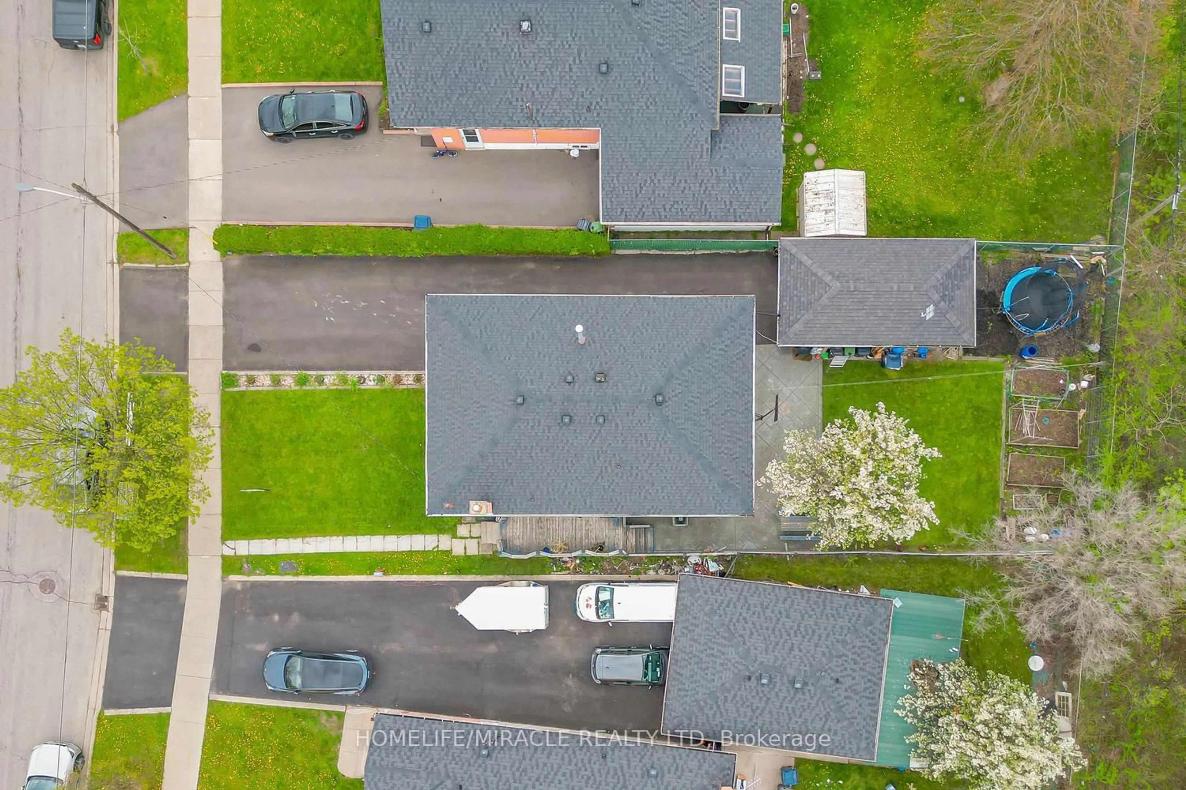 A pic from outside/outdoor area/front of a property/back of a property/a pic from drone, street for 92 Taysham Cres, Toronto Ontario M9V 1X3