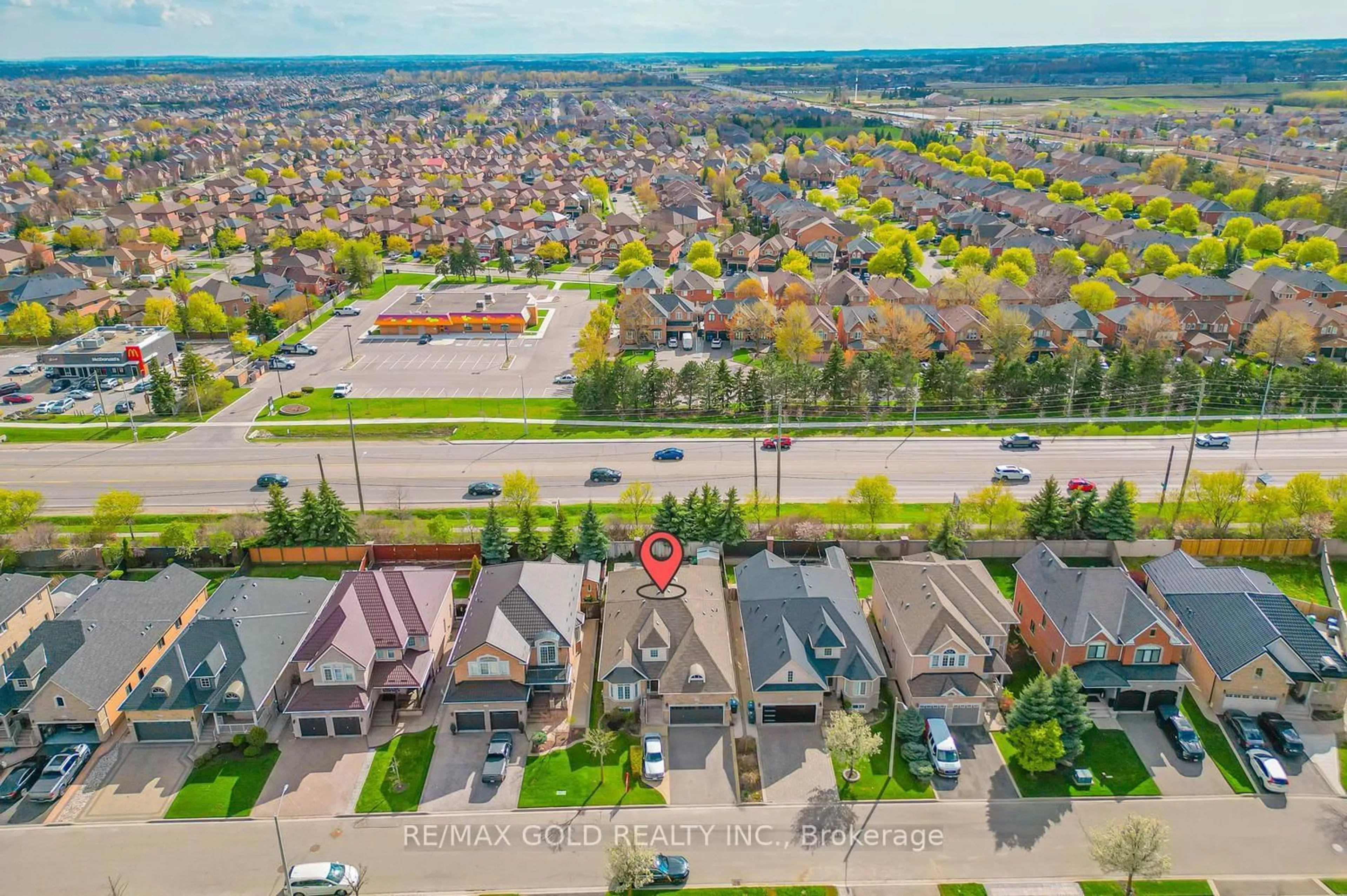A pic from outside/outdoor area/front of a property/back of a property/a pic from drone, street for 28 Dokkum Cres, Brampton Ontario L6Z 4T6