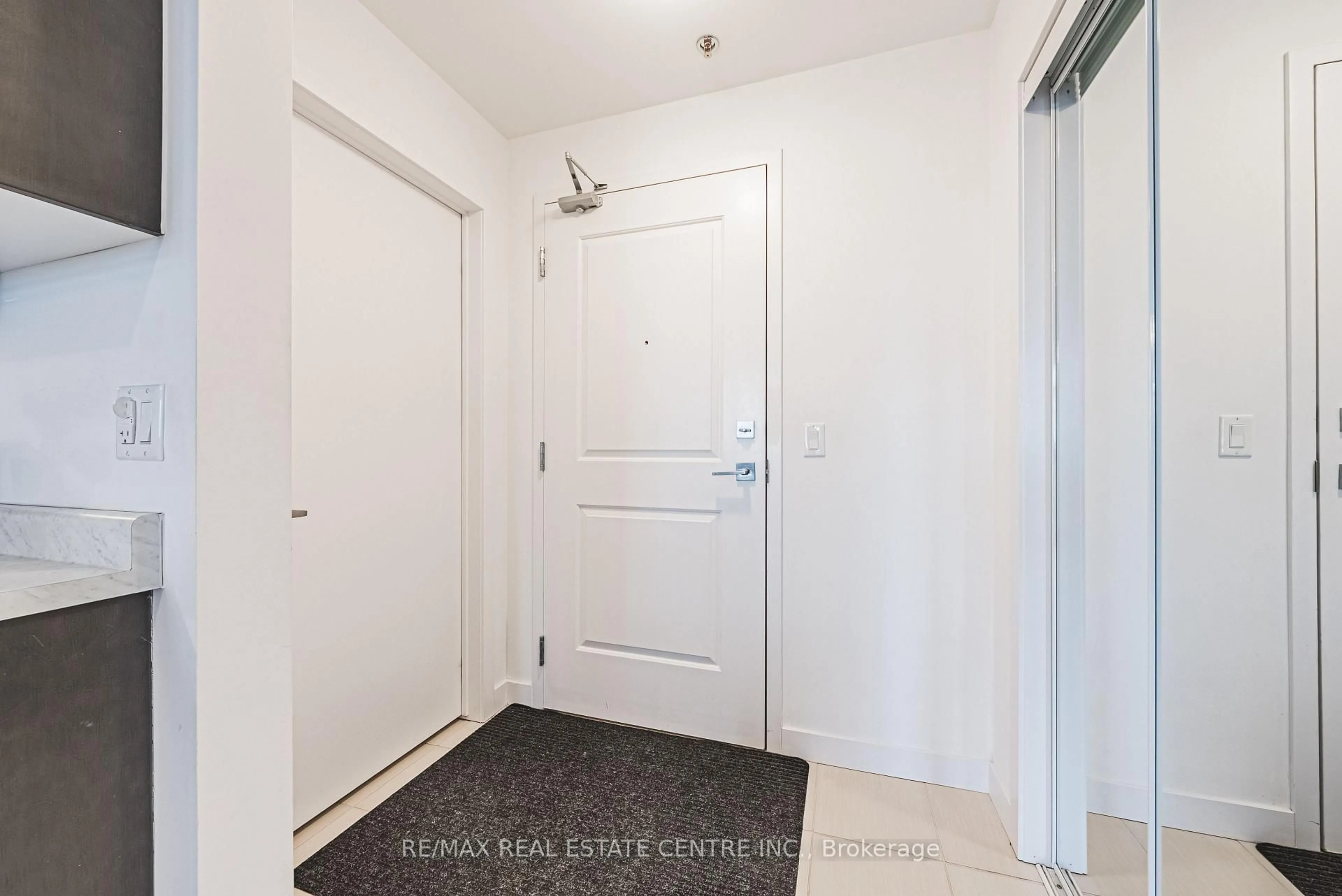 Indoor entryway for 2486 Old Bronte Rd #711, Oakville Ontario L6M 4J2