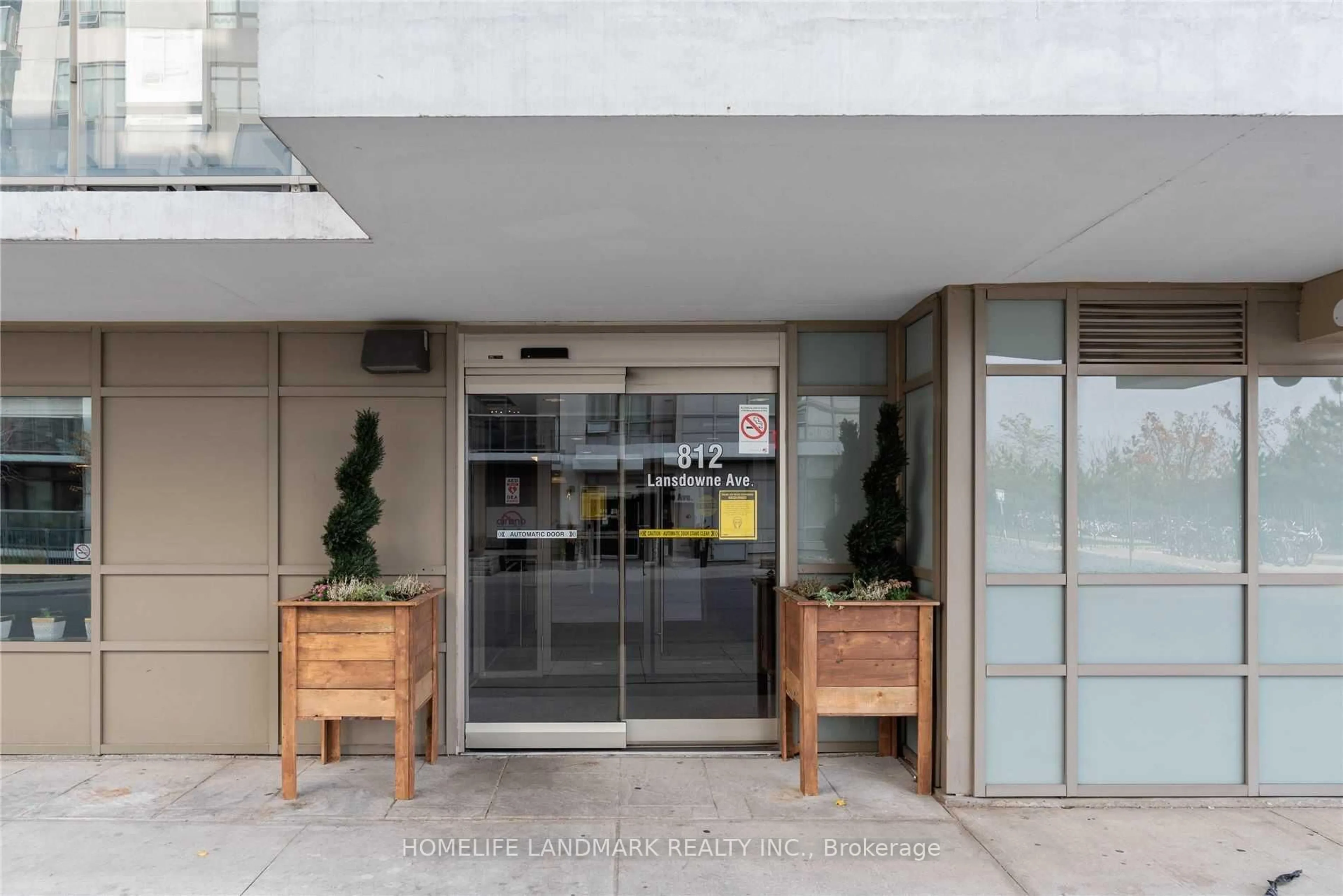 Indoor foyer for 812 Lansdowne Ave #123, Toronto Ontario M6H 4K5