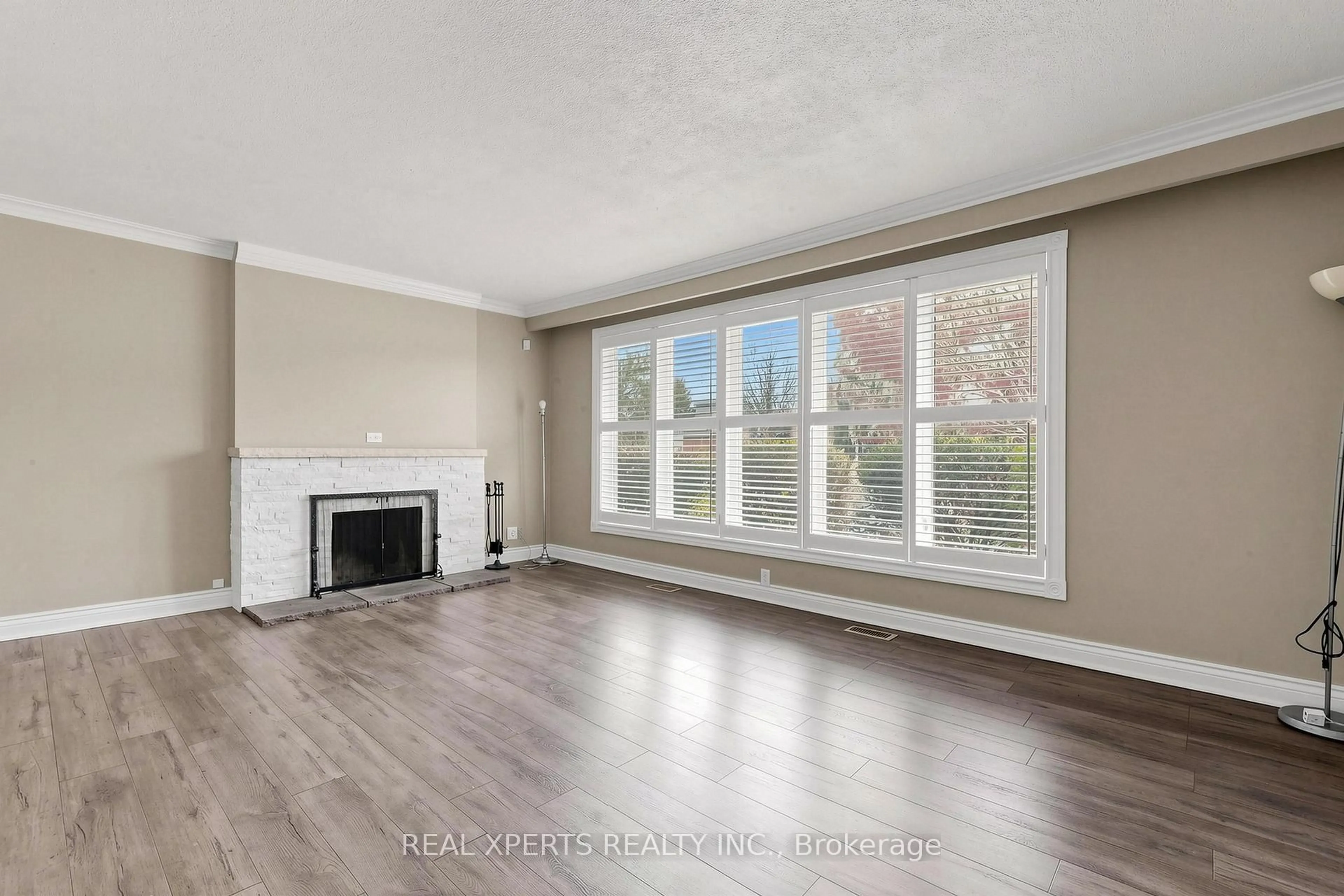 Living room with furniture, wood/laminate floor for 103 AURA LEA Blvd, Toronto Ontario M9M 1K4