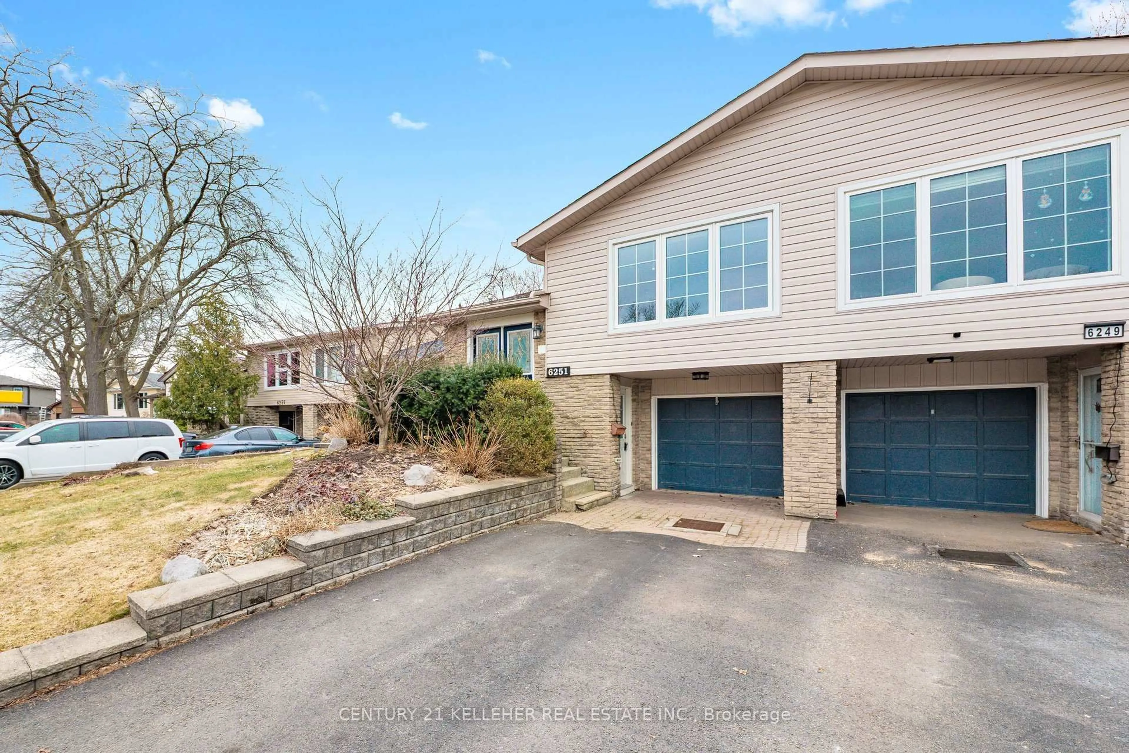 A pic from outside/outdoor area/front of a property/back of a property/a pic from drone, street for 6251 Atherly Cres, Mississauga Ontario L5N 2J1