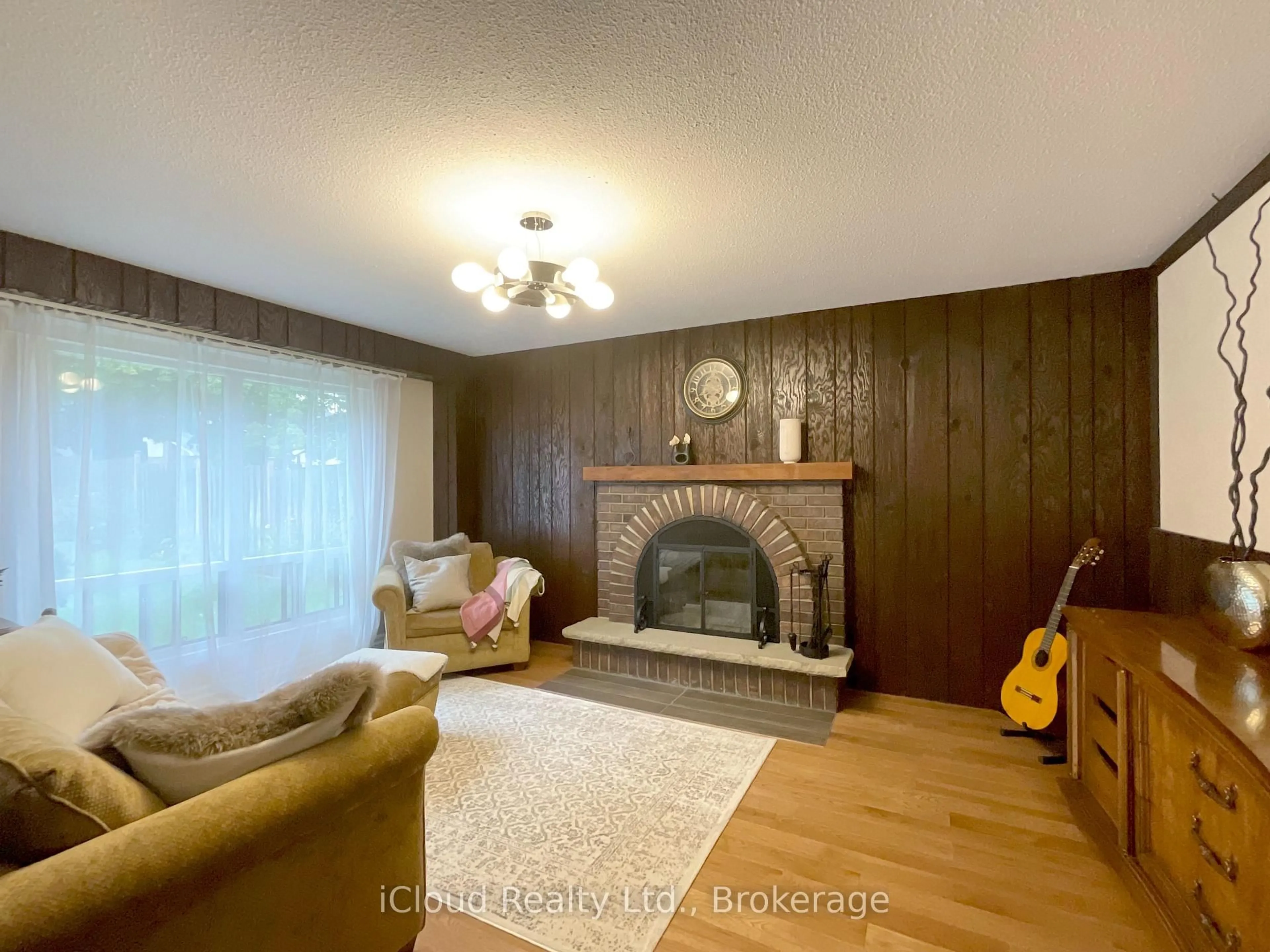 Living room with furniture, wood/laminate floor for 73 Wright Cres, Caledon Ontario L7E 3X6