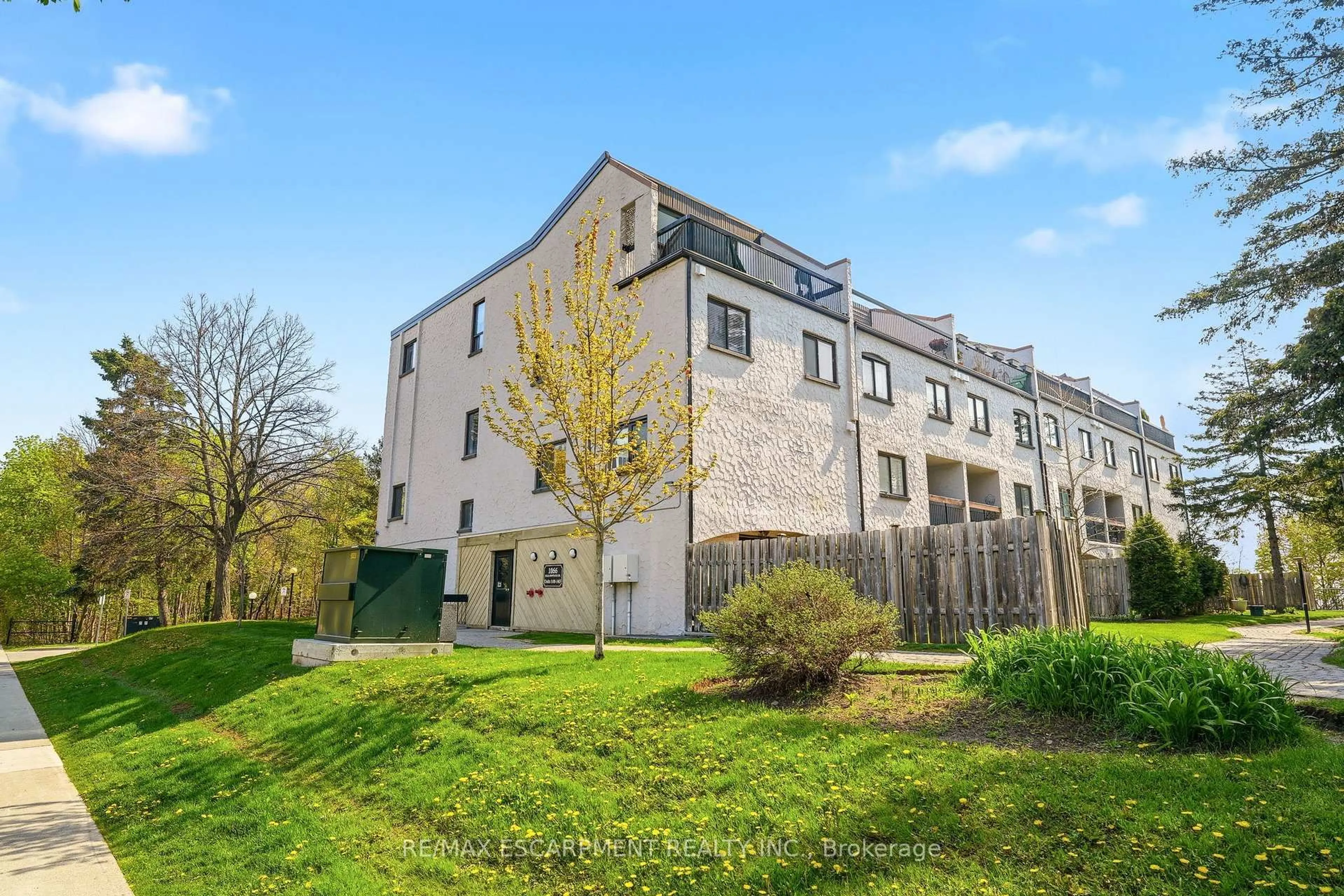 A pic from outside/outdoor area/front of a property/back of a property/a pic from drone, building for 1066 Falgarwood Dr #154, Oakville Ontario L6H 2P3
