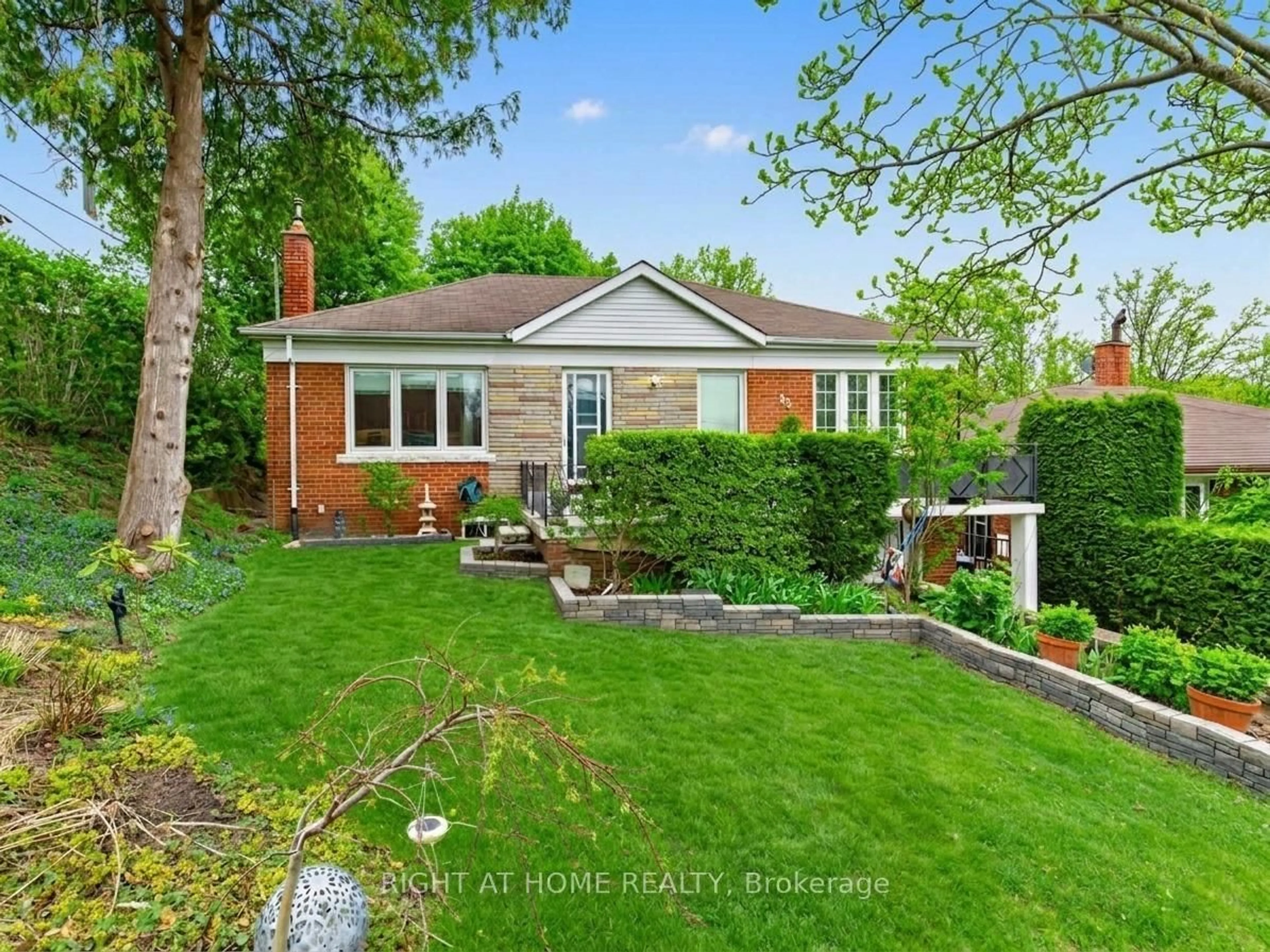 A pic from outside/outdoor area/front of a property/back of a property/a pic from drone, street for 85 Flamborough Dr, Toronto Ontario M6M 2R8