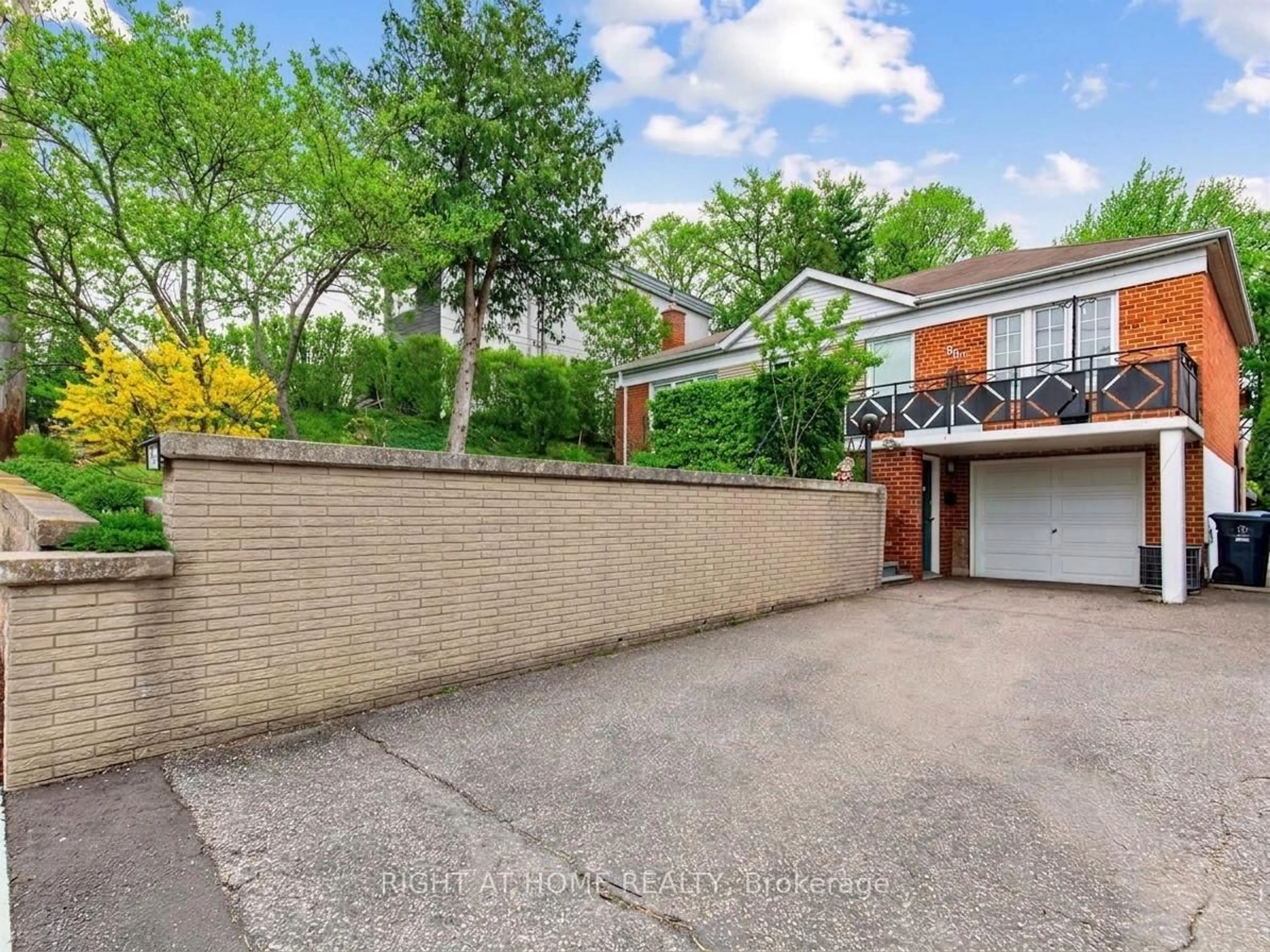 A pic from outside/outdoor area/front of a property/back of a property/a pic from drone, street for 85 Flamborough Dr, Toronto Ontario M6M 2R8