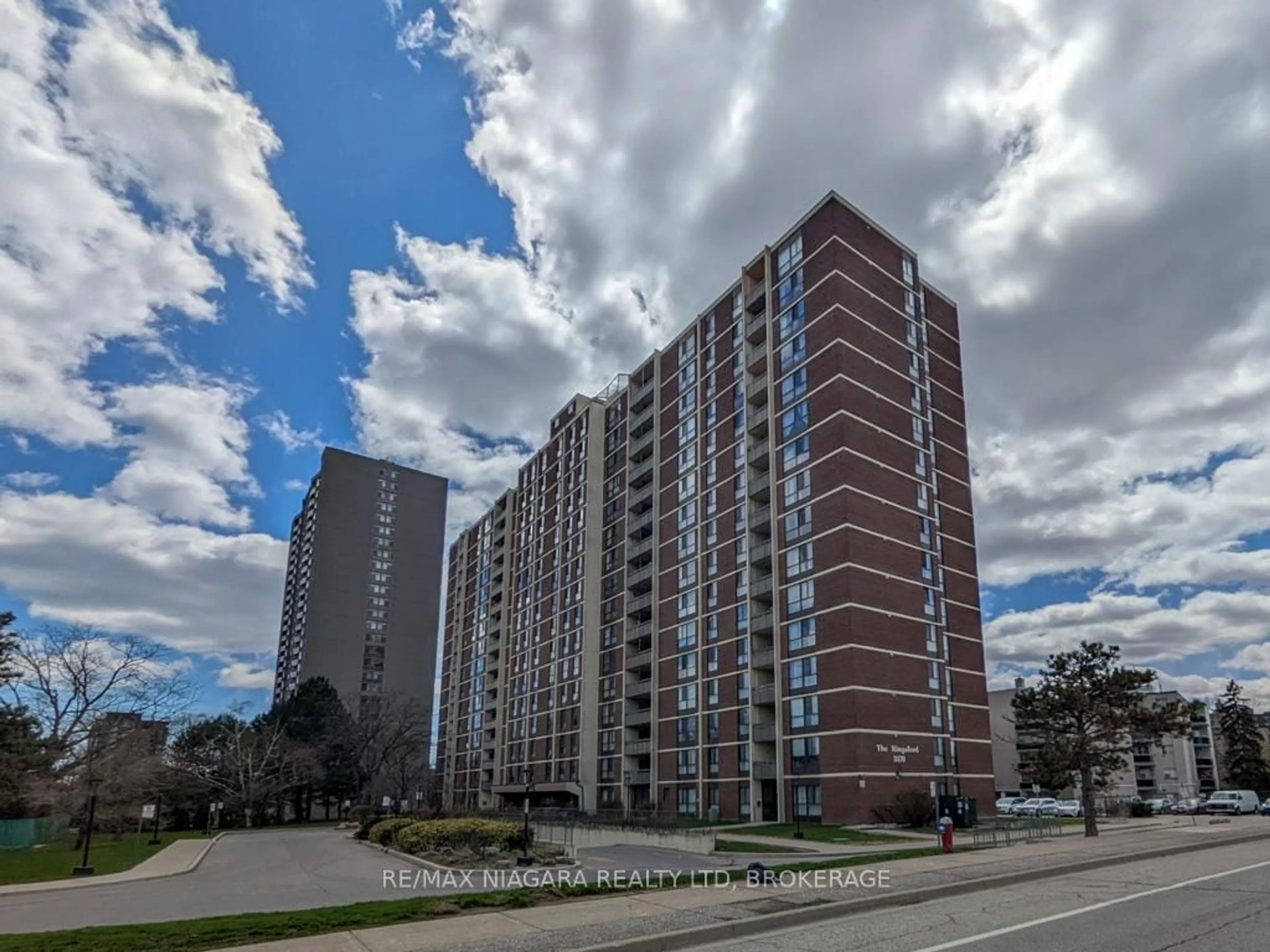 A pic from outside/outdoor area/front of a property/back of a property/a pic from drone, unknown for 3170 Kirwin Ave #301, Mississauga Ontario L5A 3R1