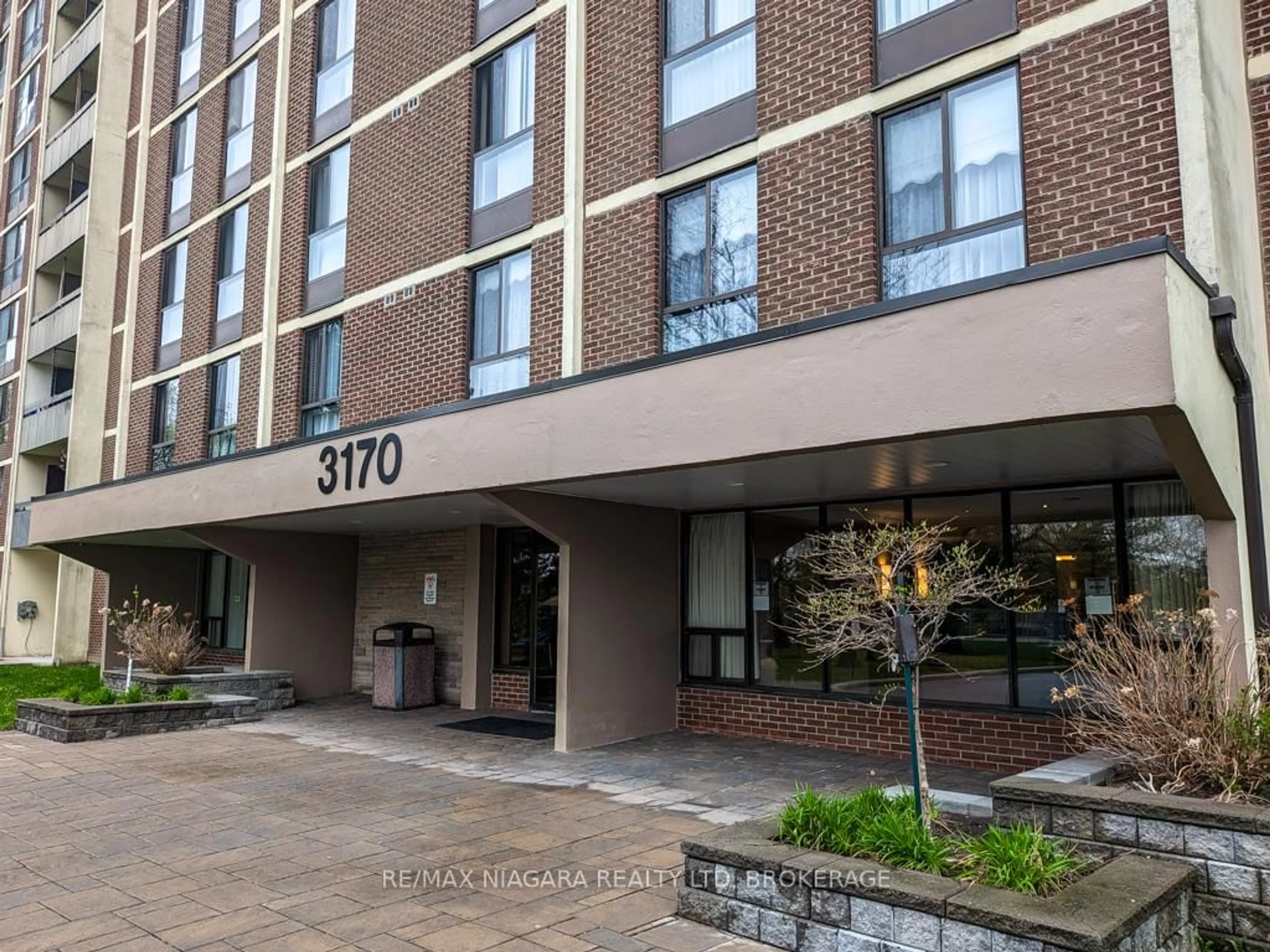 Patio, building for 3170 Kirwin Ave #301, Mississauga Ontario L5A 3R1