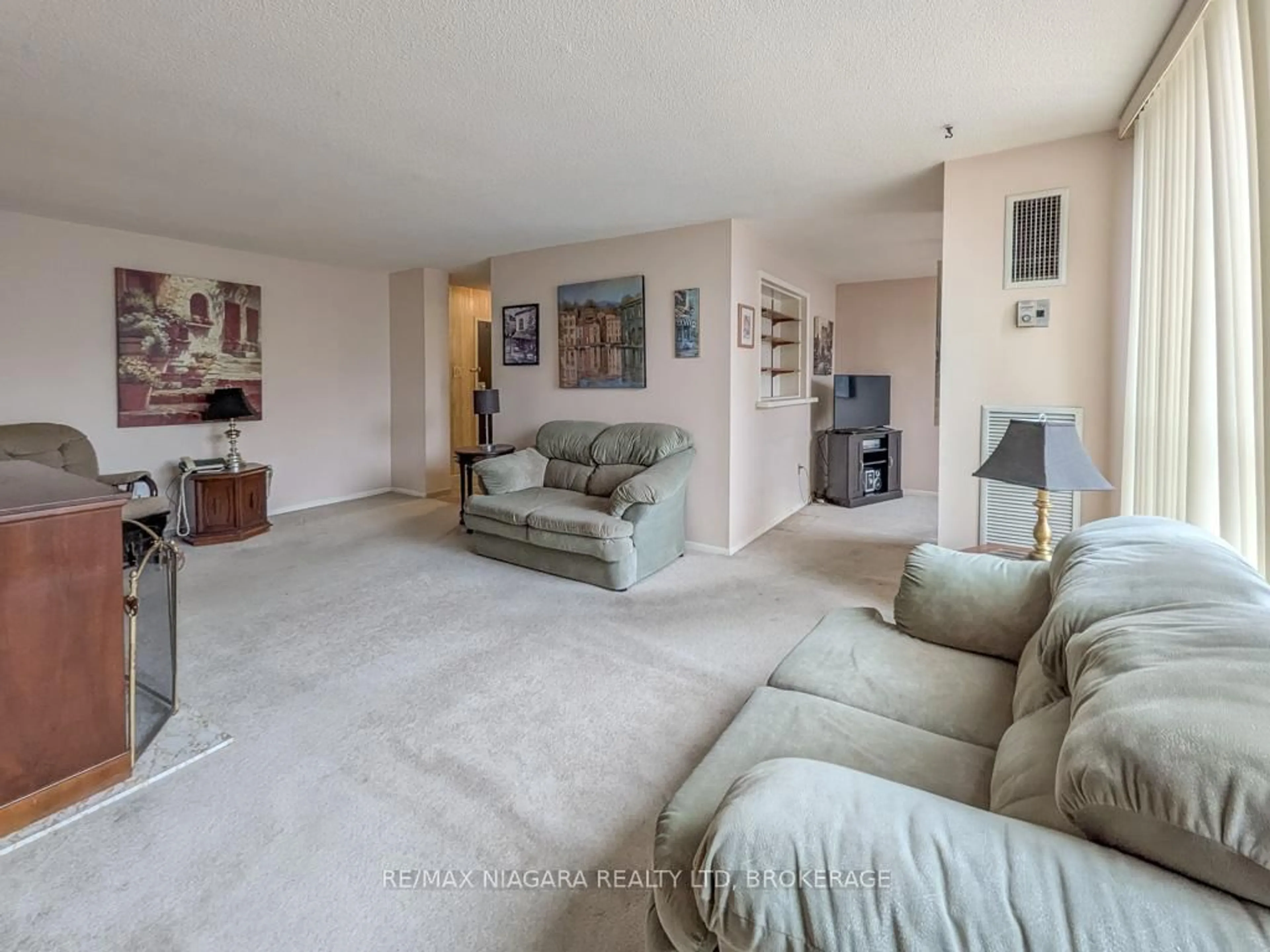 Living room with furniture, unknown for 3170 Kirwin Ave #301, Mississauga Ontario L5A 3R1