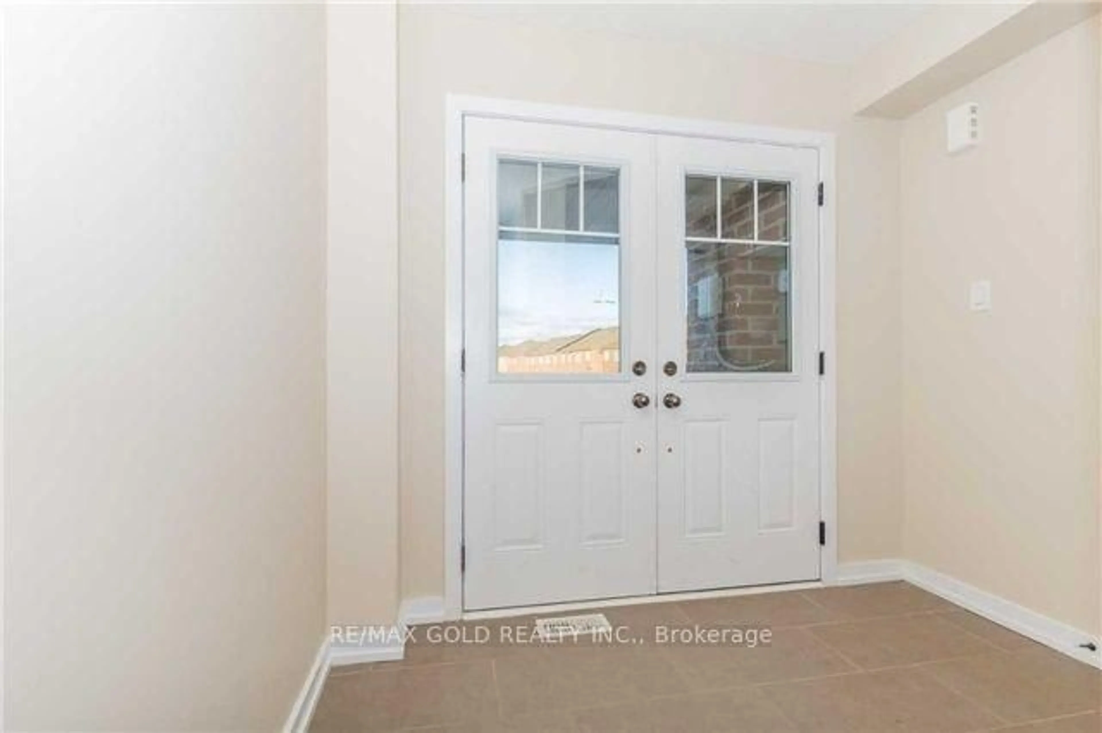 Indoor entryway for 22 clinton St, Brampton Ontario L7A 4K8