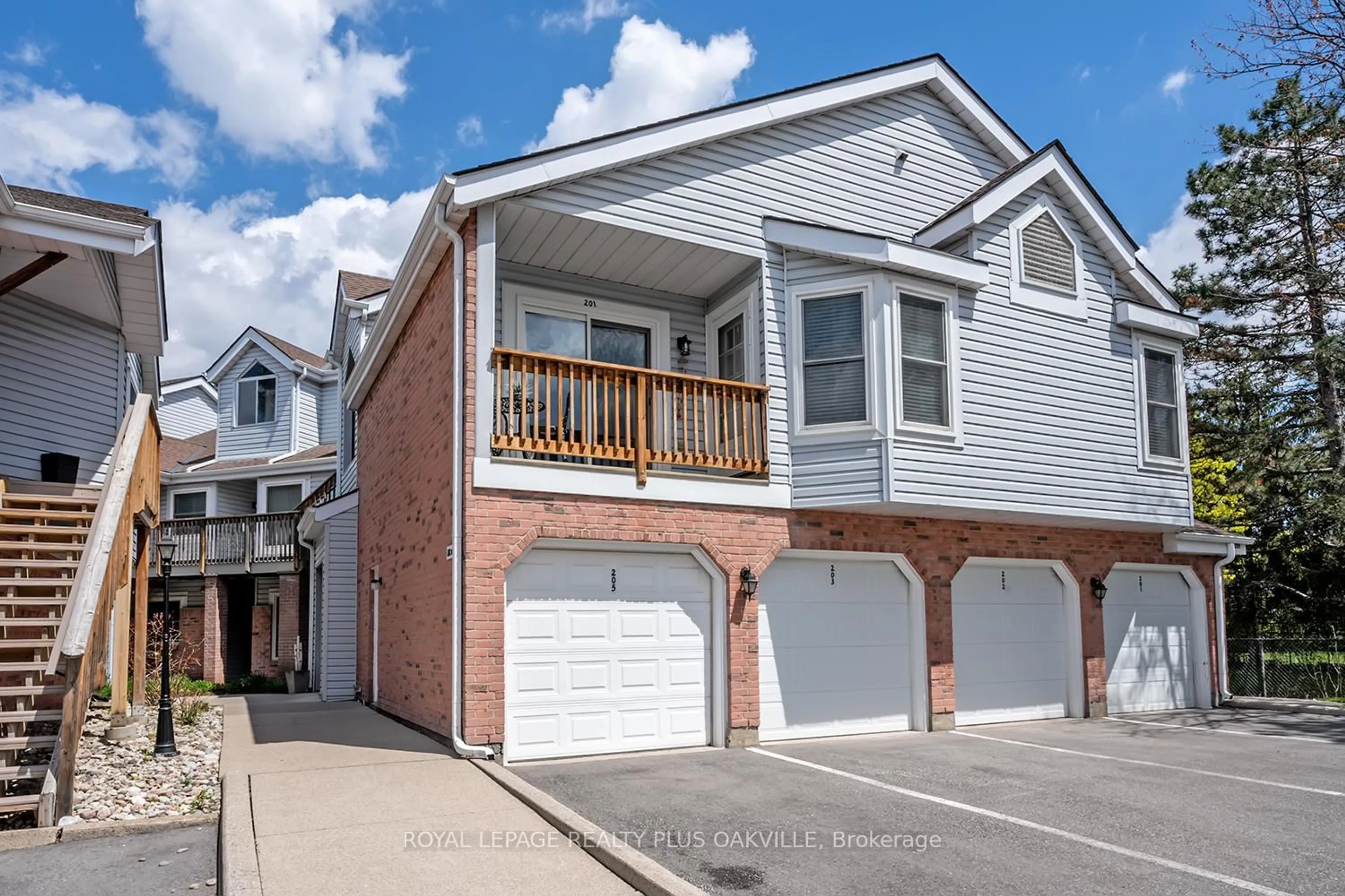 Home with vinyl exterior material, street for 1220 Thorpe Rd #205, Burlington Ontario L7S 2H4