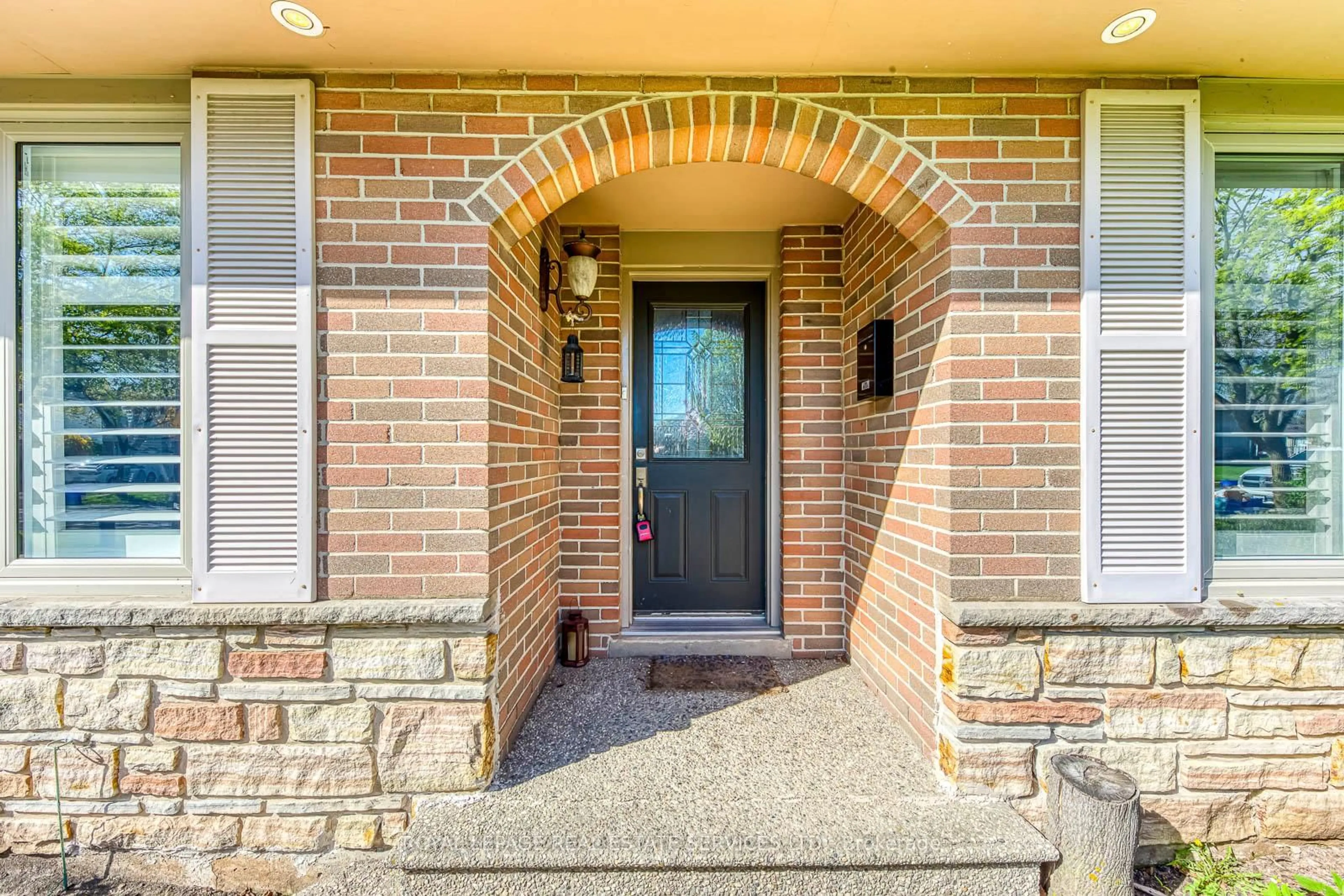 Indoor entryway for 3125 Centennial Dr, Burlington Ontario L7M 1B8