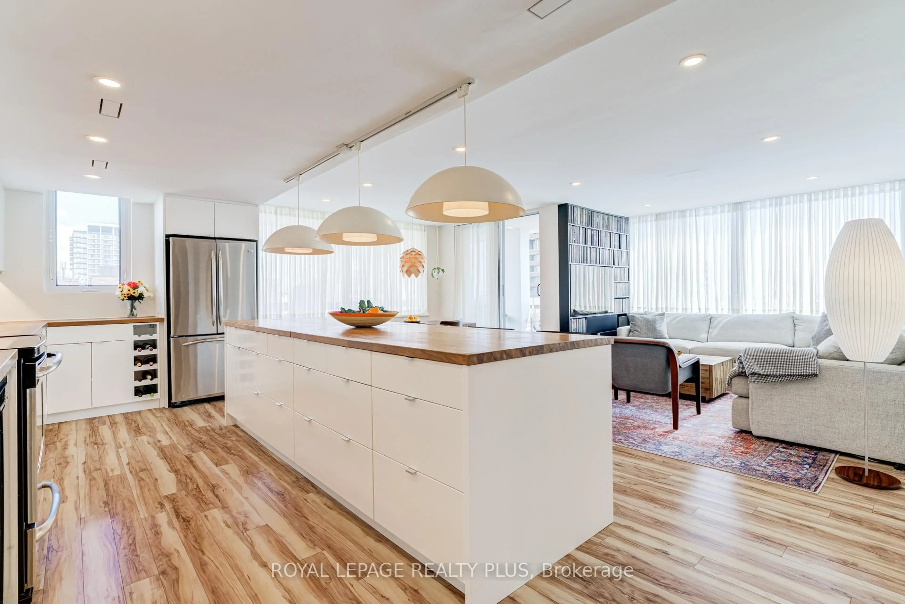 Open concept kitchen, unknown for 39 Stavebank Rd #1204, Mississauga Ontario L5G 4N7