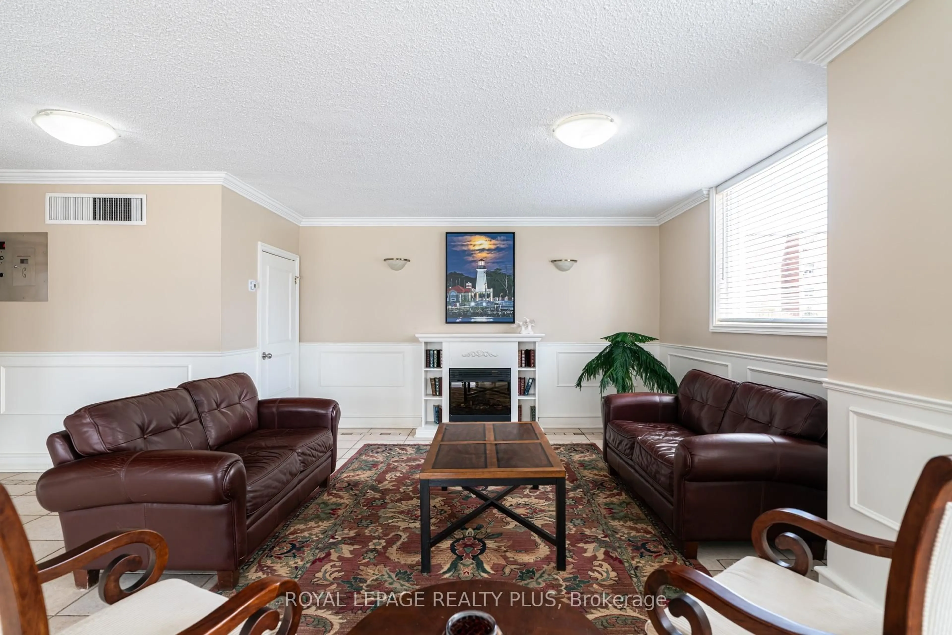 Living room with furniture, carpet floor for 39 Stavebank Rd #1204, Mississauga Ontario L5G 4N7