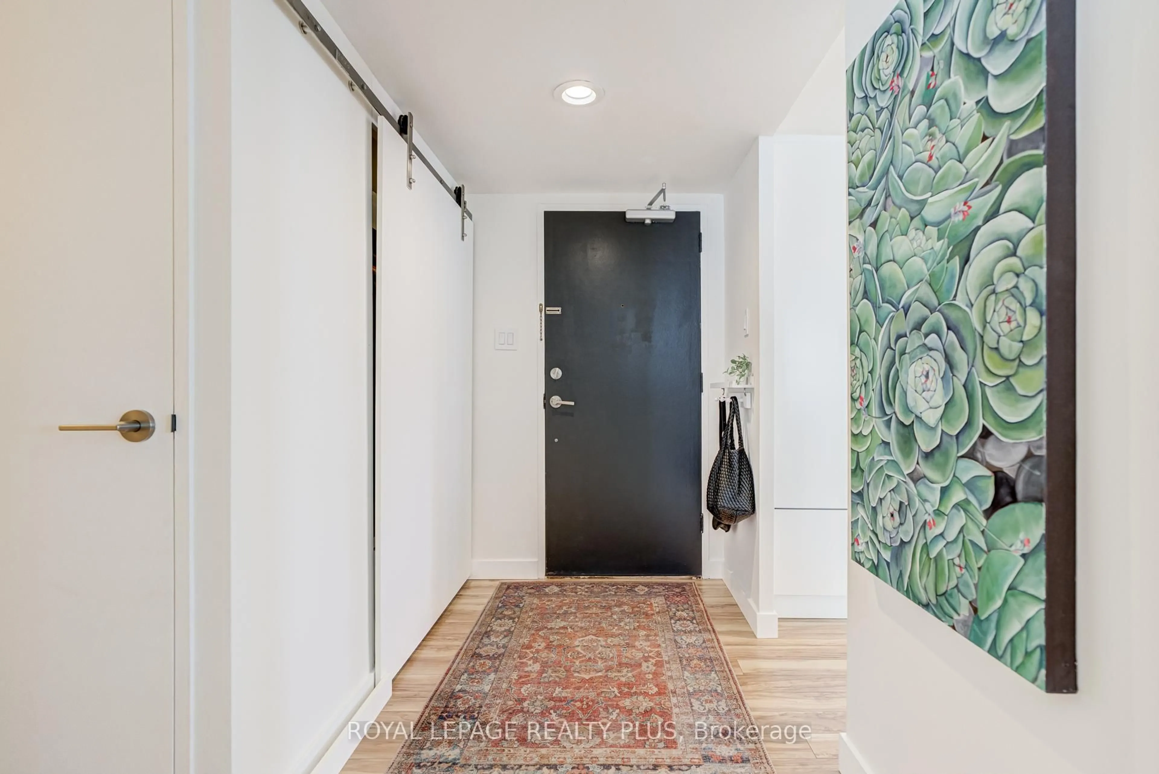Indoor entryway for 39 Stavebank Rd #1204, Mississauga Ontario L5G 4N7