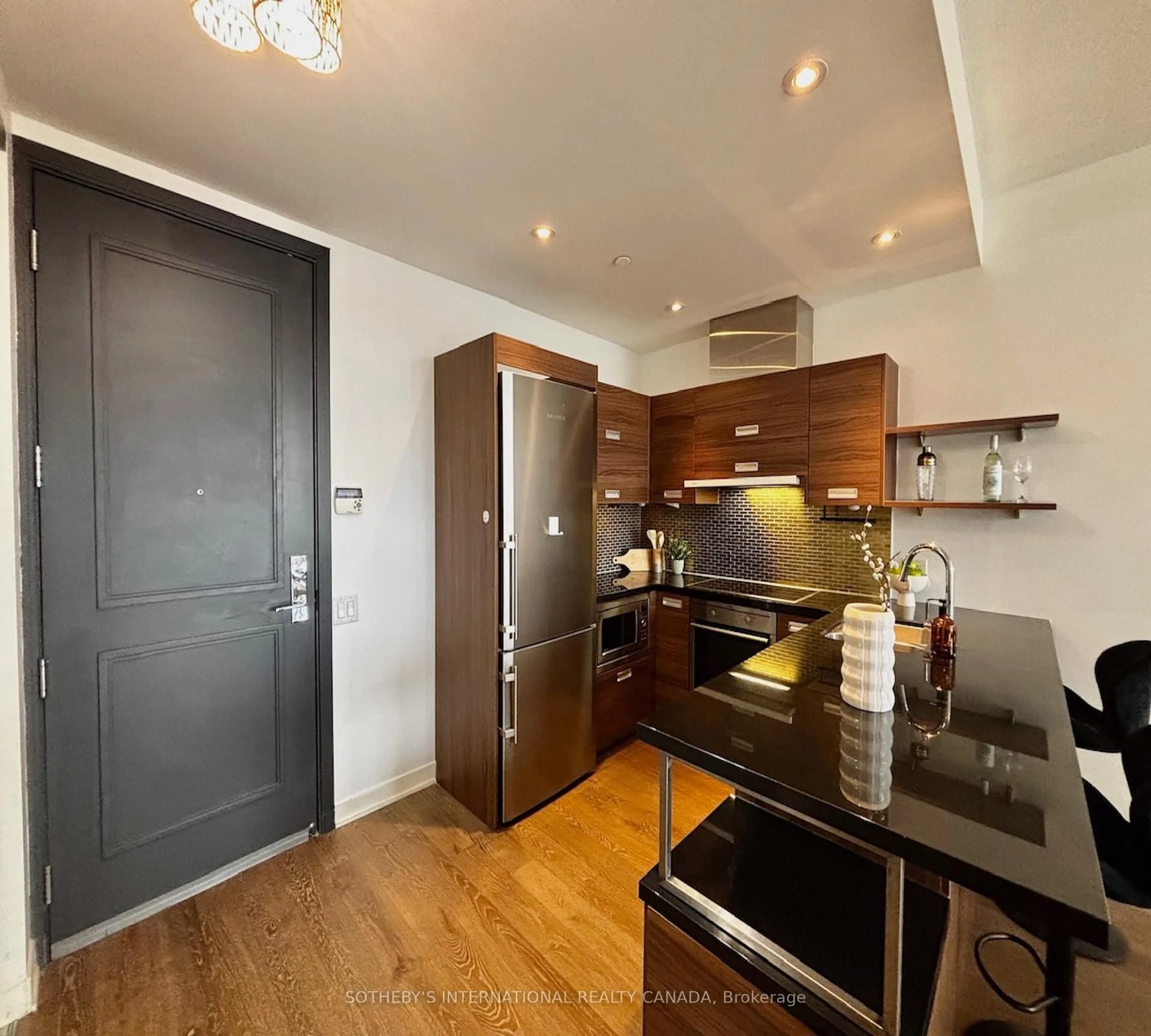 Standard kitchen, wood/laminate floor for 90 Park Lawn Rd #809, Toronto Ontario M8Y 3H8