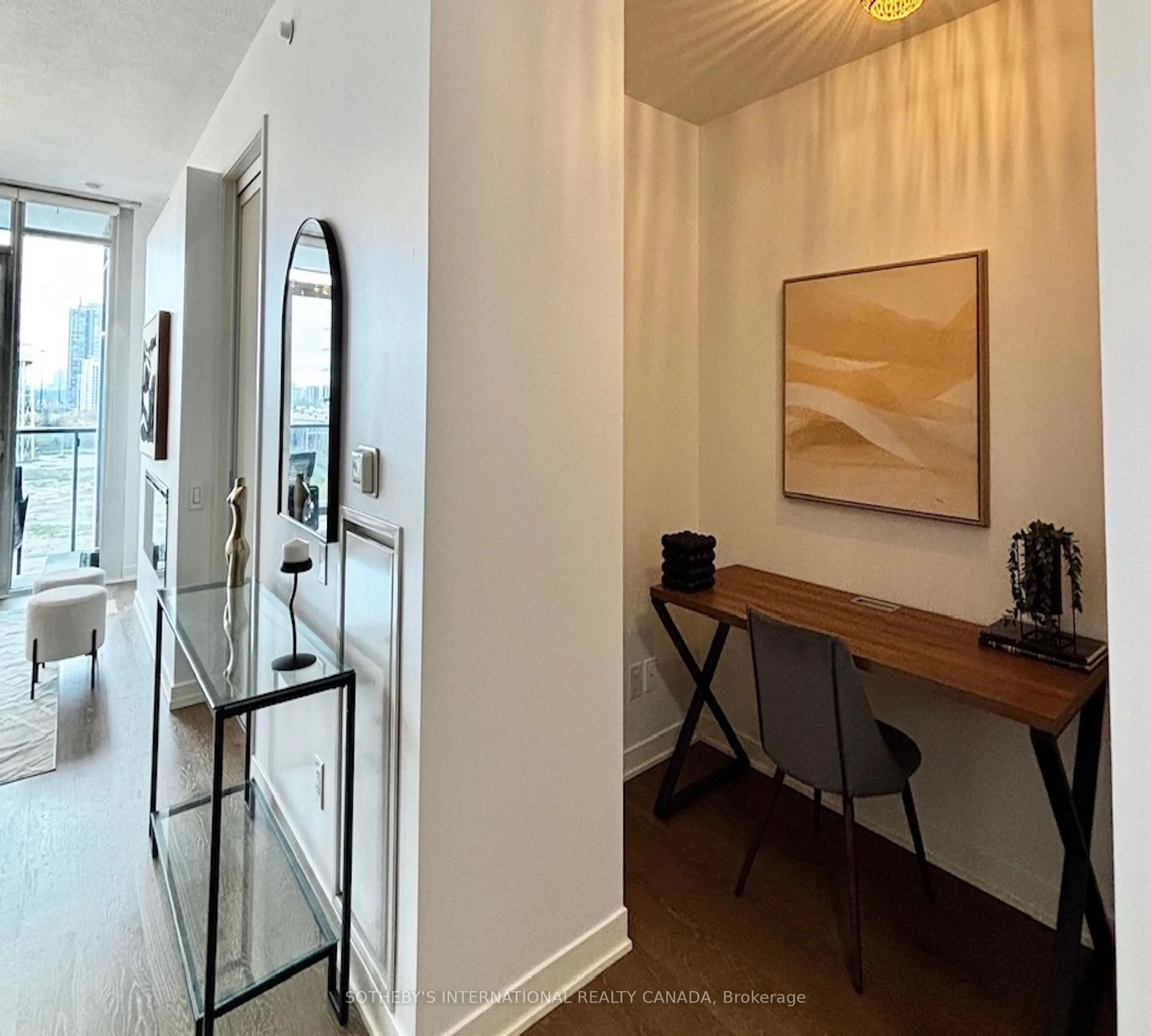Indoor entryway for 90 Park Lawn Rd #809, Toronto Ontario M8Y 3H8