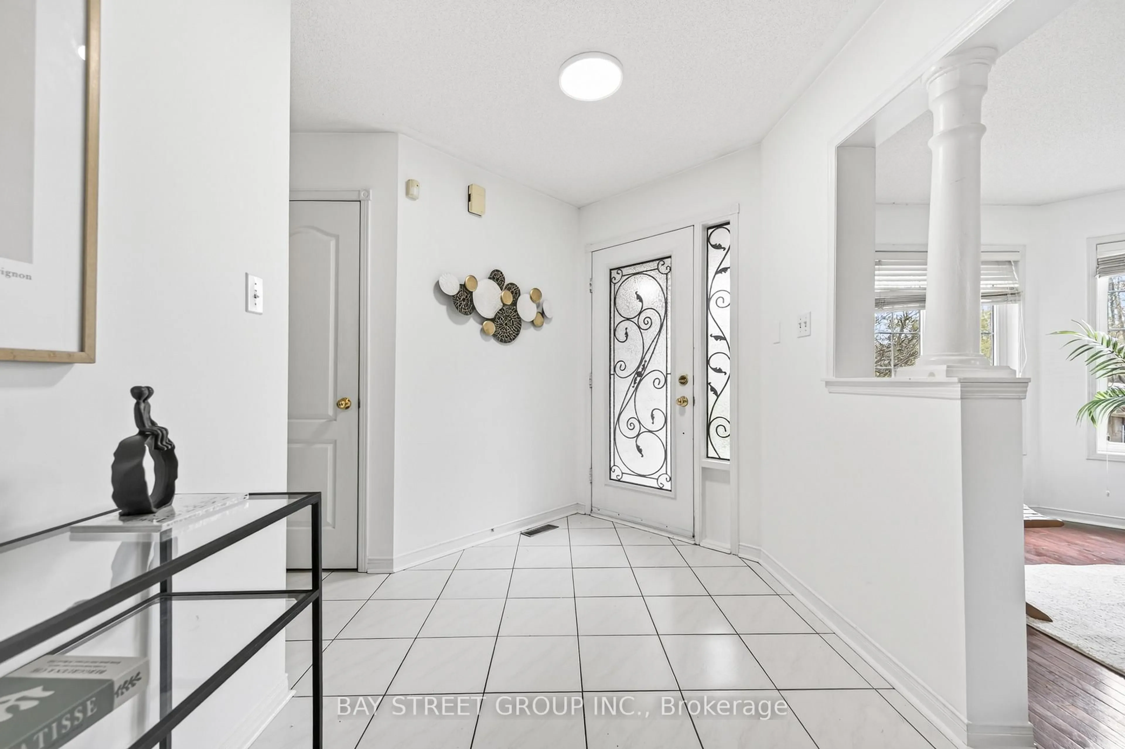 Indoor entryway for 2370 Eden Valley Dr, Oakville Ontario L6H 6K9
