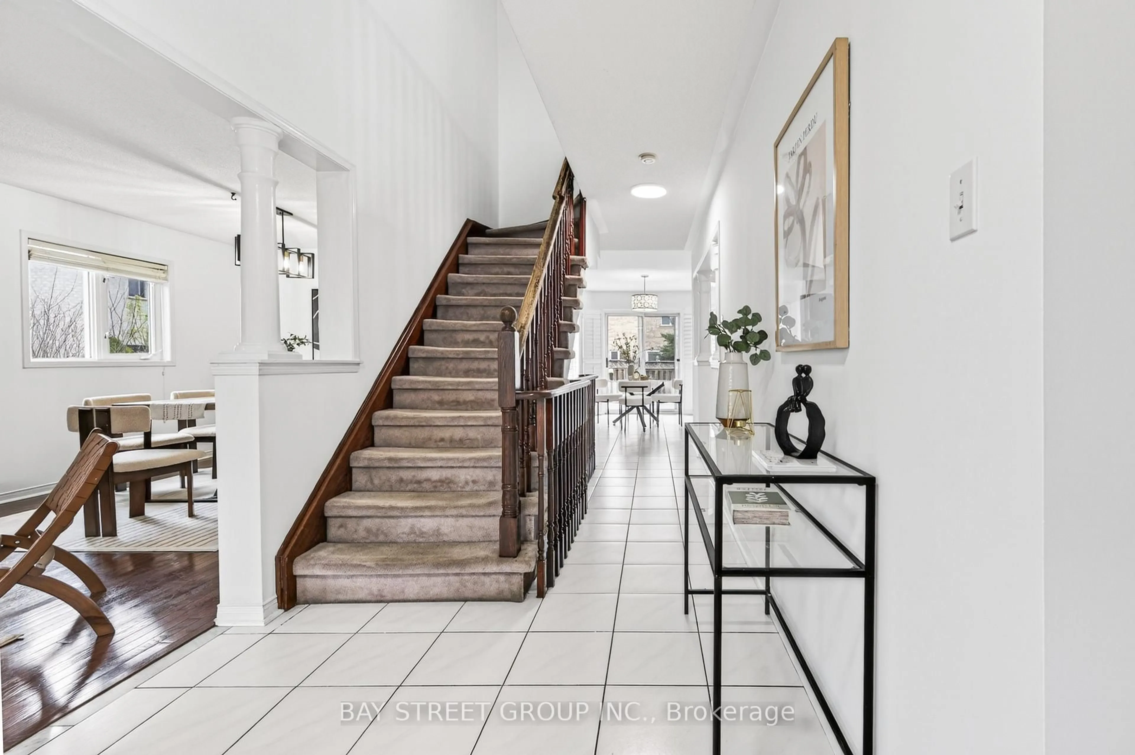 Indoor foyer for 2370 Eden Valley Dr, Oakville Ontario L6H 6K9