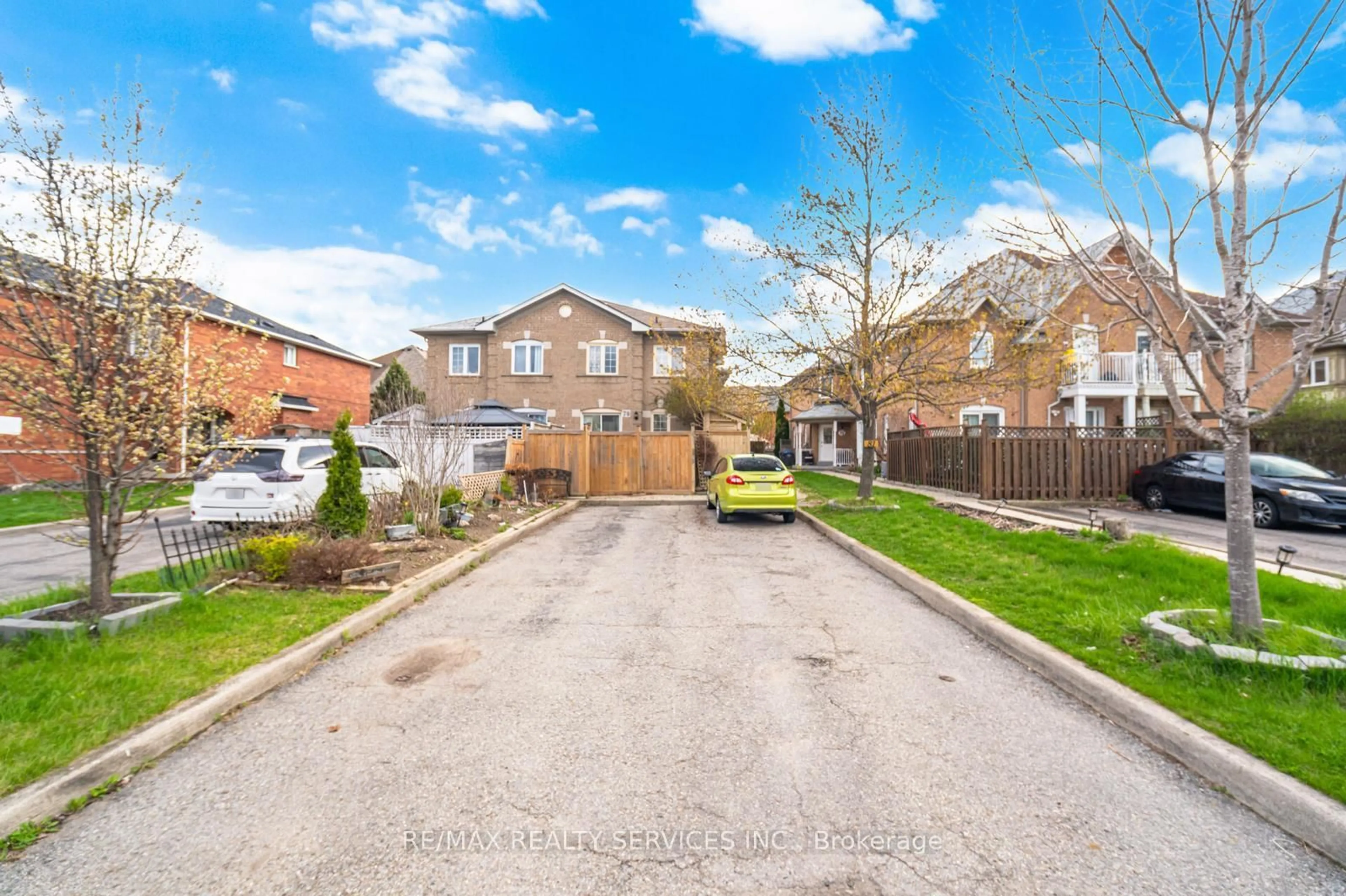 A pic from outside/outdoor area/front of a property/back of a property/a pic from drone, street for 79 Pressed Brick Dr, Brampton Ontario L6V 4K5
