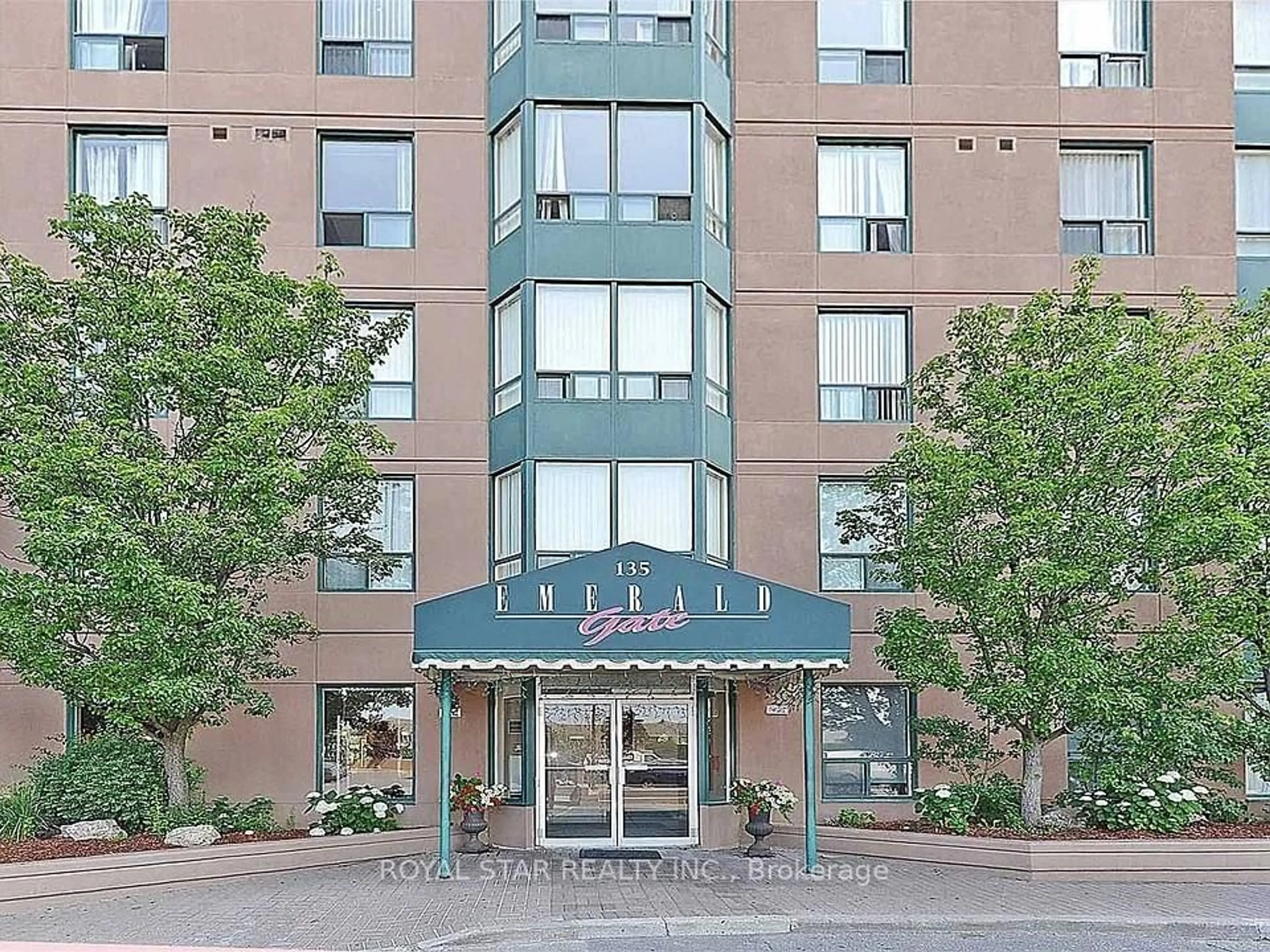 Indoor foyer for 135 Hillcrest Ave #303, Mississauga Ontario L5B 4B1