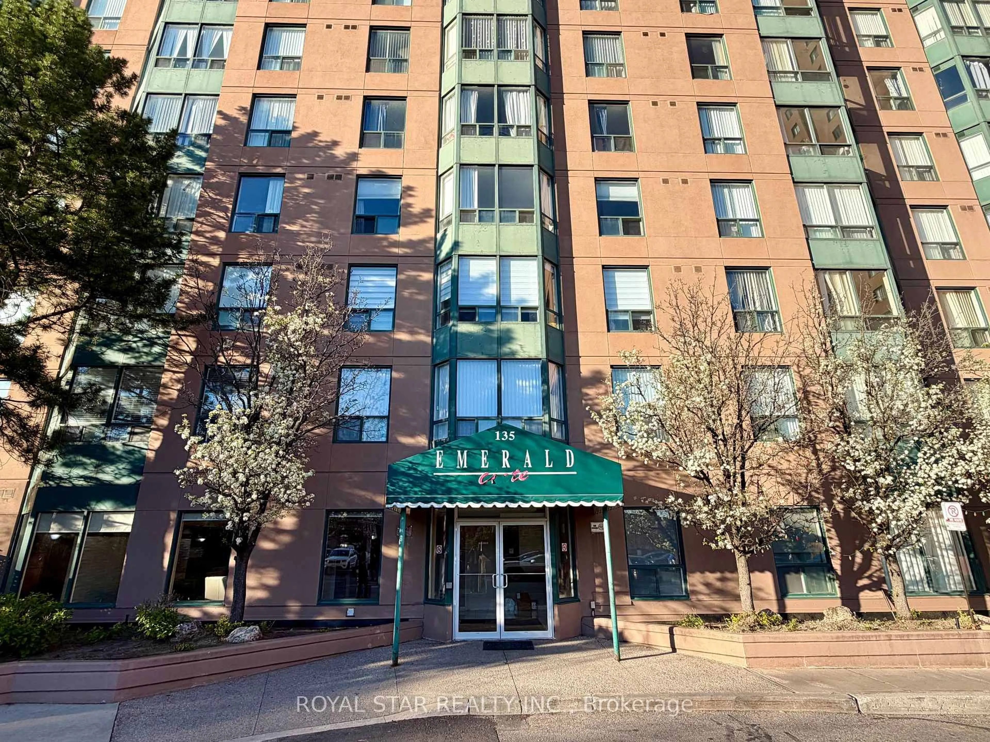 Indoor foyer for 135 Hillcrest Ave #303, Mississauga Ontario L5B 4B1