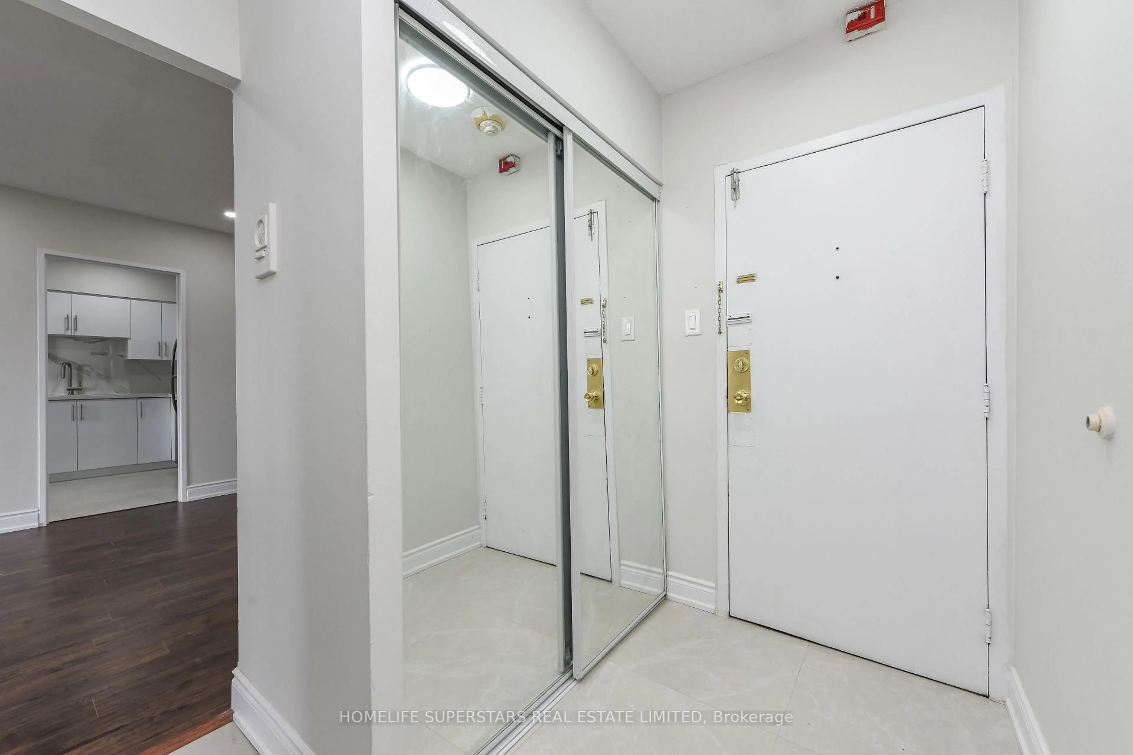 Indoor foyer for 3533 Derry Rd #511, Mississauga Ontario L4T 1B1