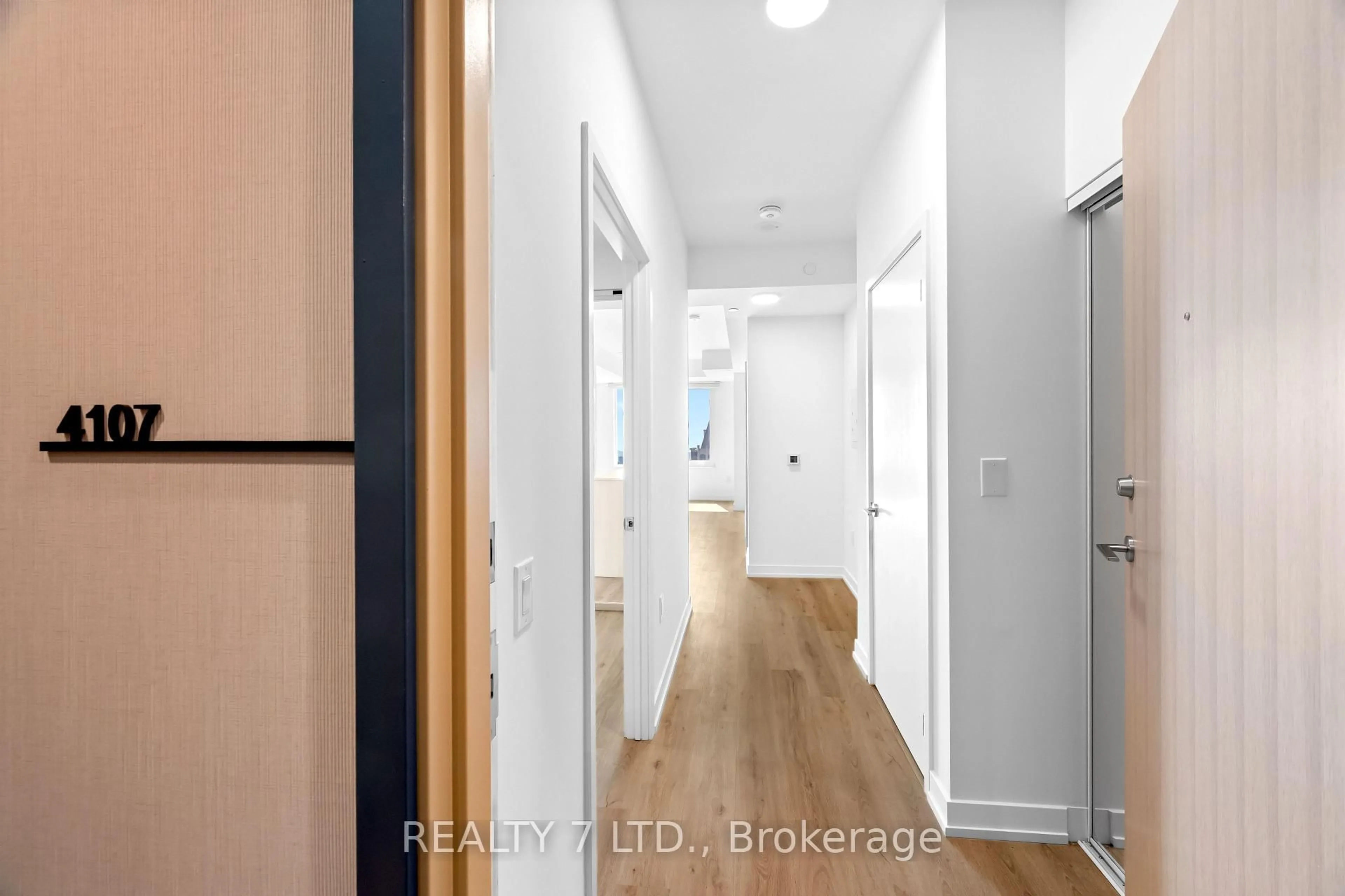 Indoor entryway for 395 Square One Dr #4107, Mississauga Ontario L5B 0P6