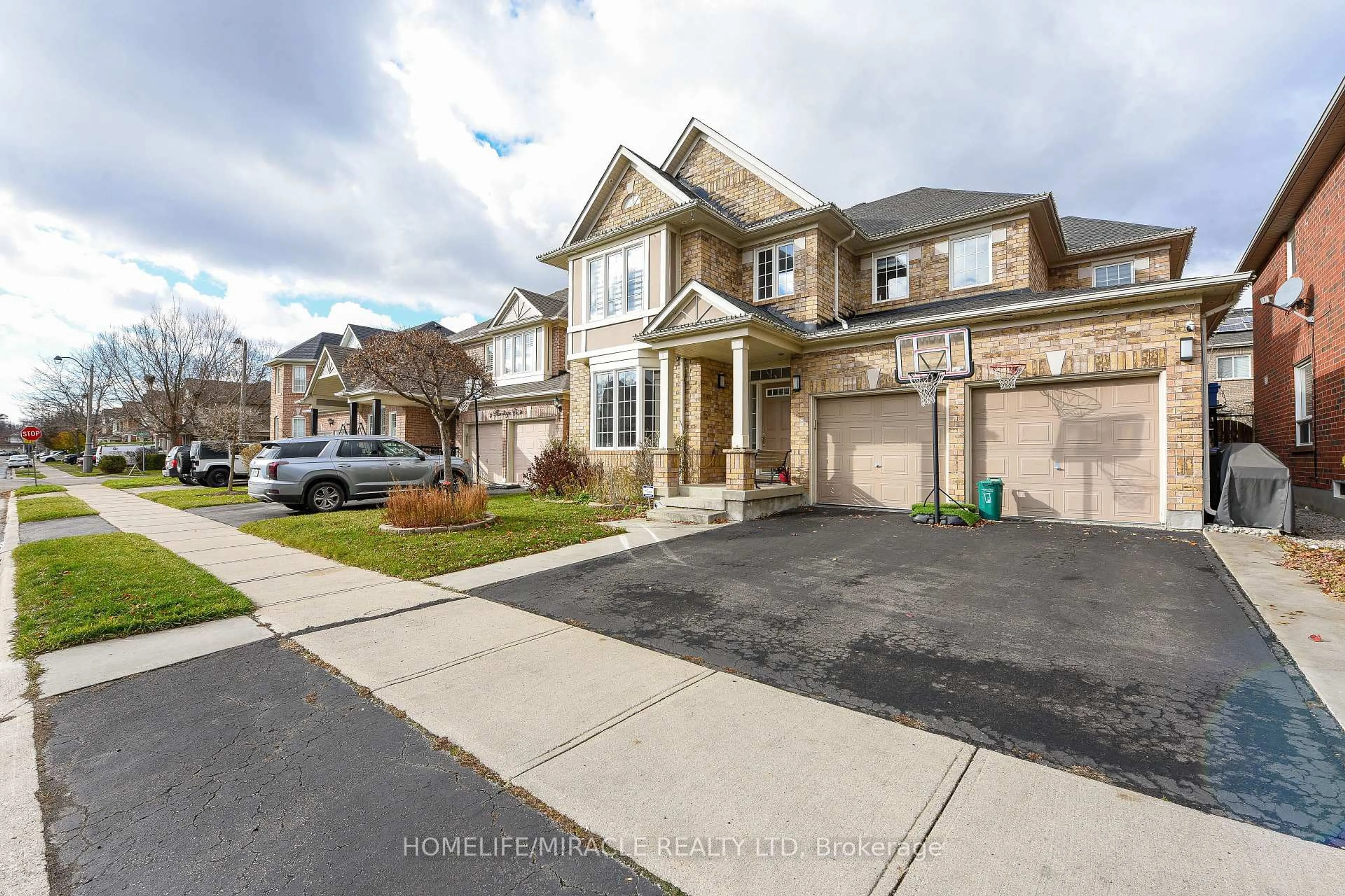 A pic from outside/outdoor area/front of a property/back of a property/a pic from drone, street for 6 Mendoza Dr, Brampton Ontario L7A 3M3