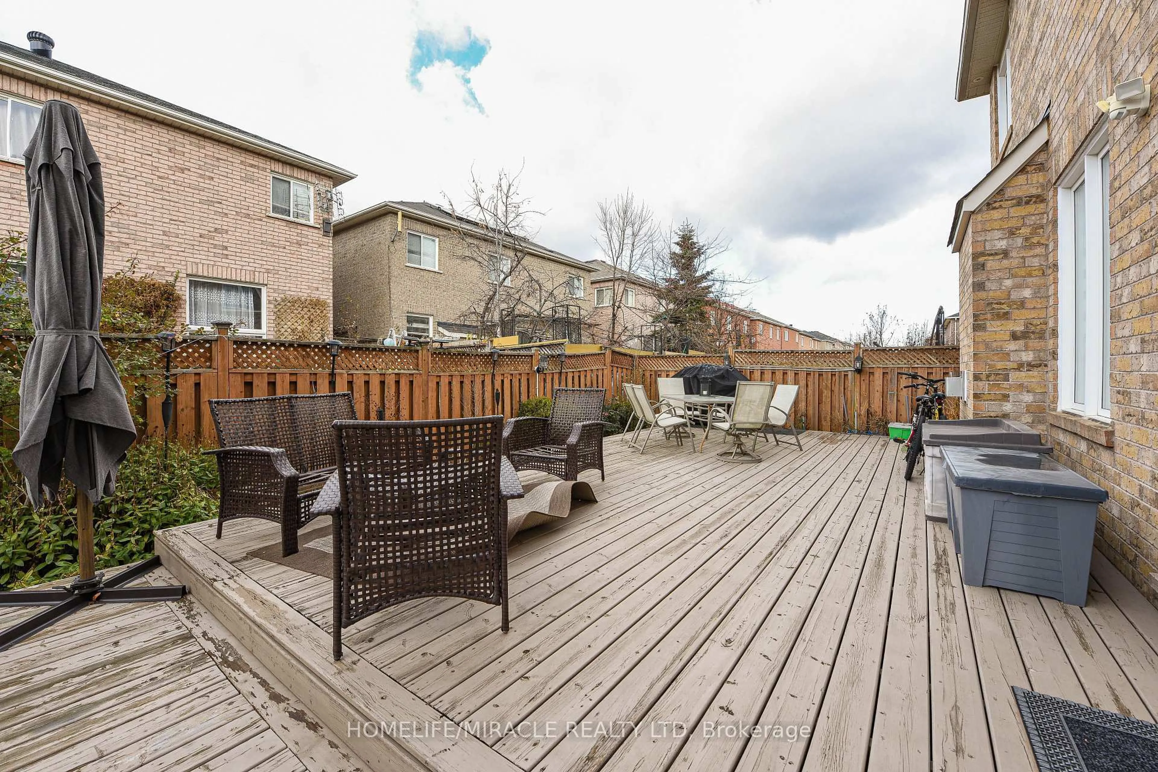 Patio, street for 6 Mendoza Dr, Brampton Ontario L7A 3M3